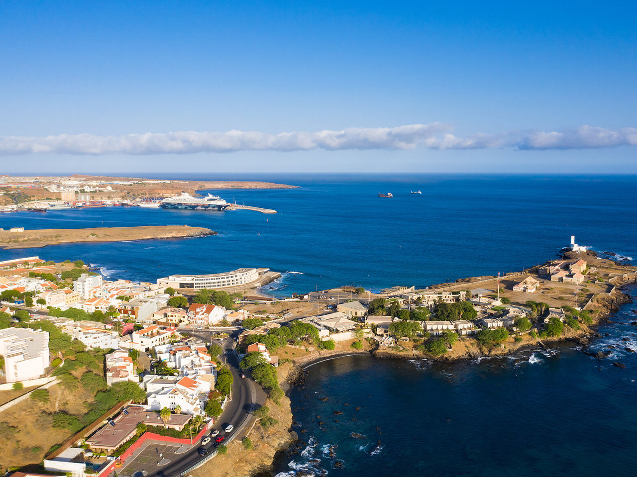 Vista aérea de Praia en Cabo Verde, mostrando la ciudad que se extiende a lo largo de la costa en contraste con el océano