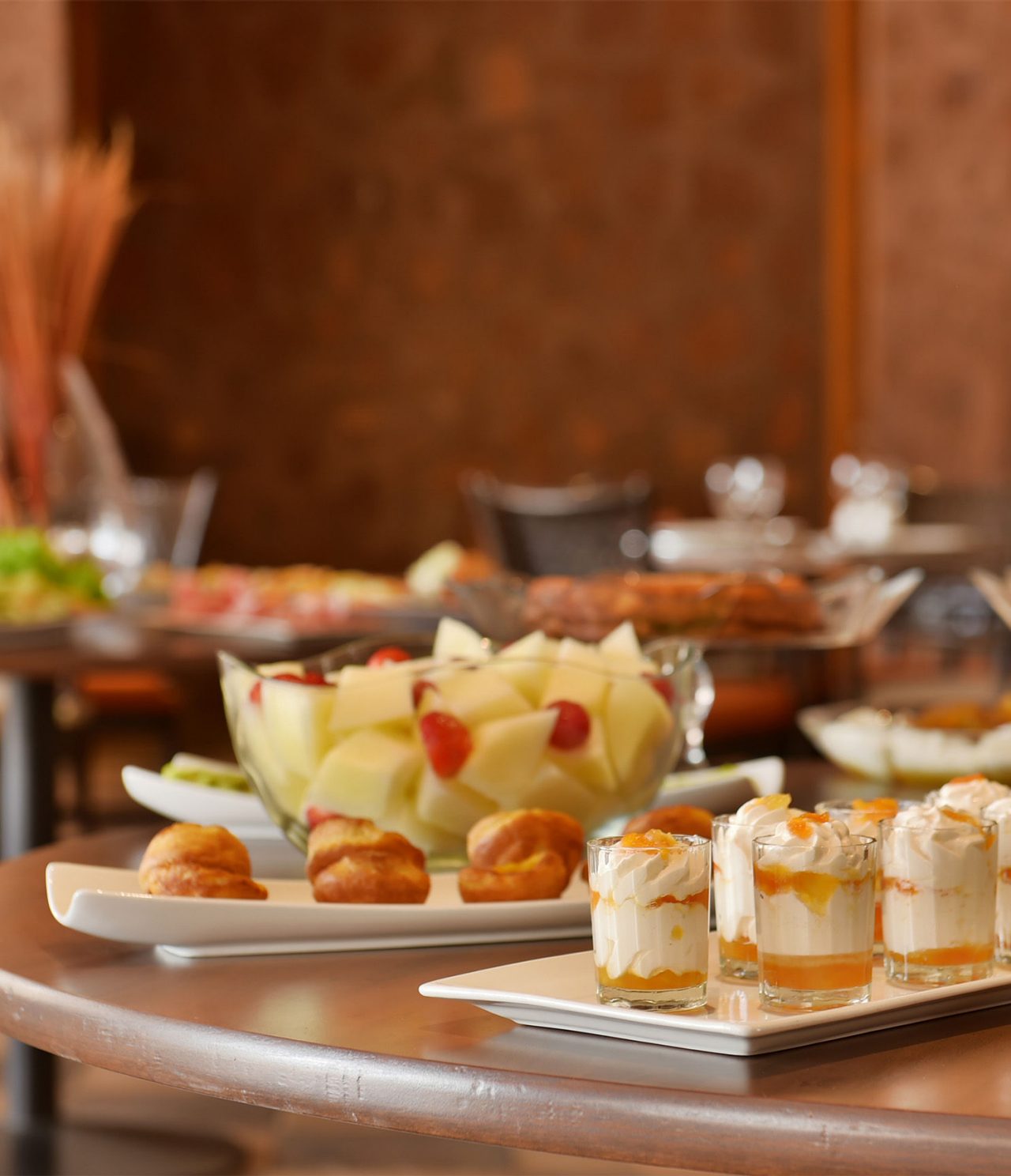 El restaurante Creole, del Hotel 4 Estrellas en Cabo Verde, tiene ensalada de fruta y postres servidos en vasos de shot