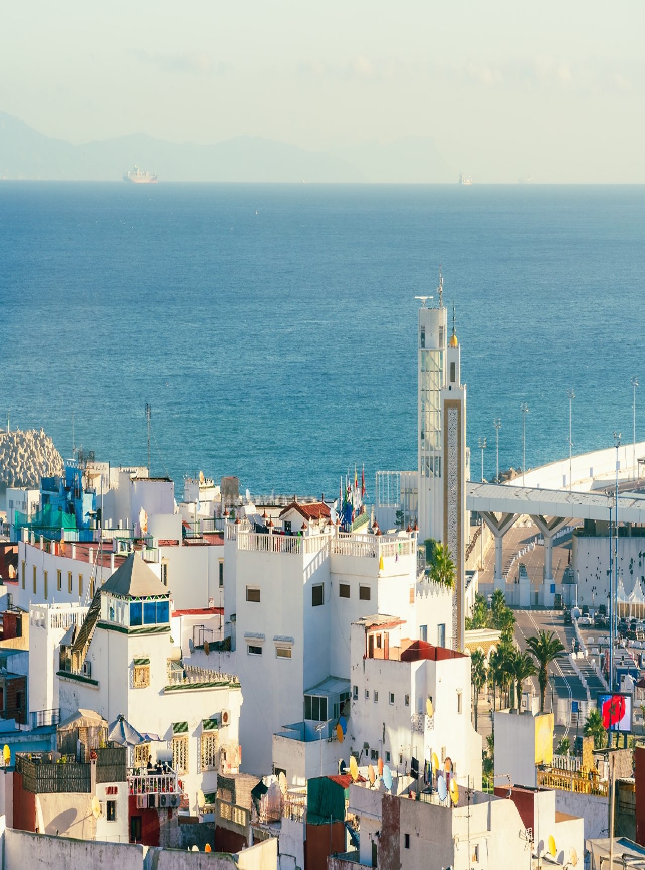 Vista de la ciudad de Tánger, Marruecos, con edificios blancos de arquitectura tradicional marroquí y mar azul de fondo