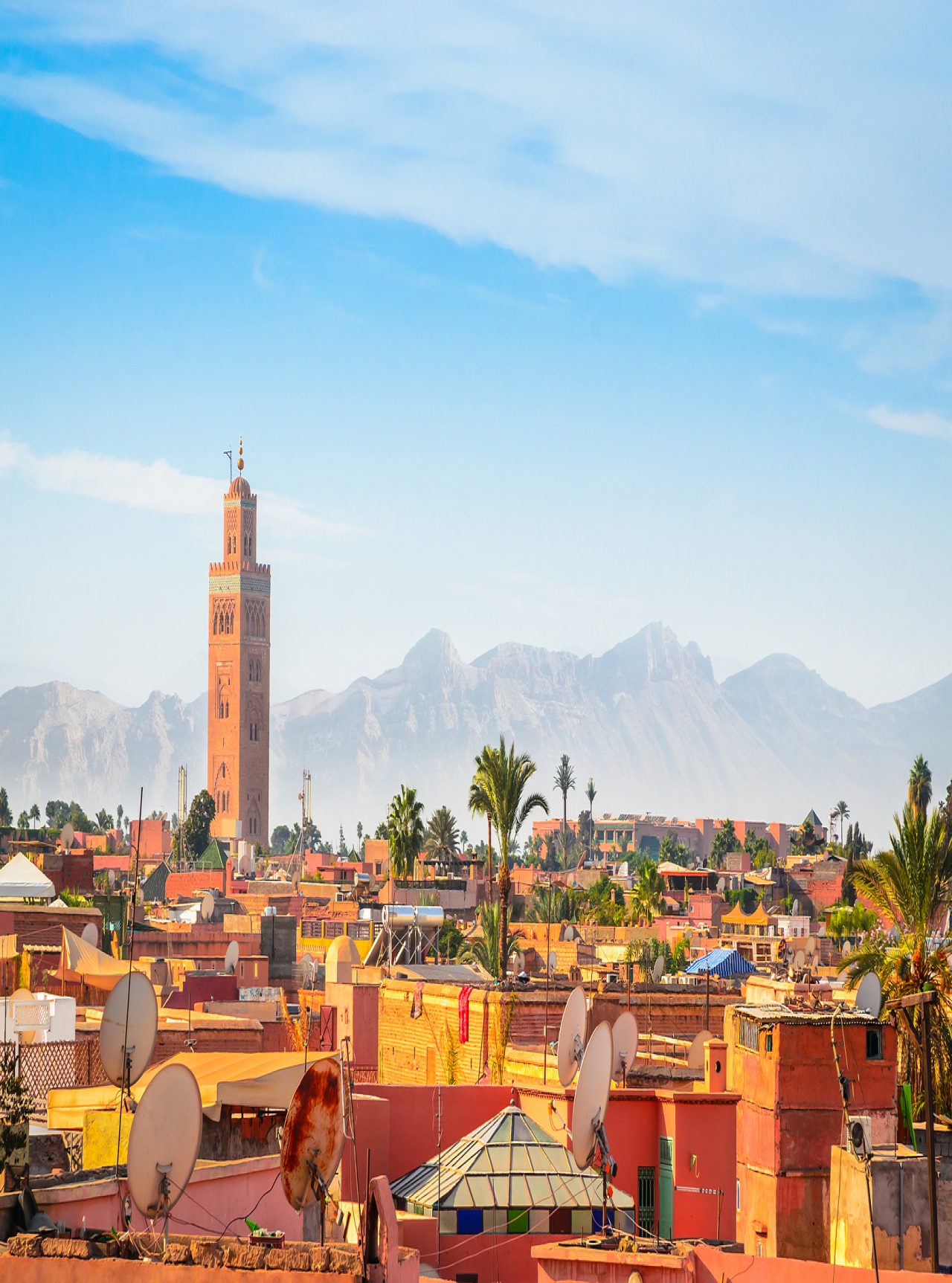 Vista aérea del centro histórico de Marrakech, con la torre de la Mezquita Koutoubia y las montañas circundantes