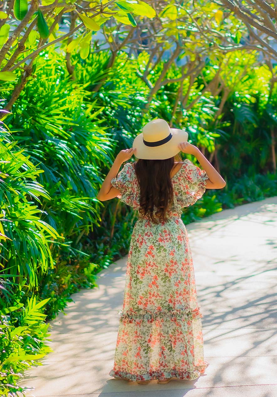 Mujer paseando en La Corniche, rodeada de árboles en la naturaleza