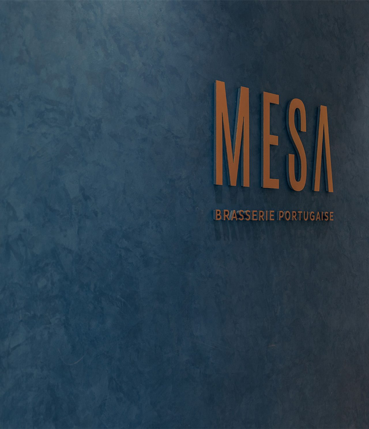 El restaurante Brasserie, del Hotel en el Centro de Marrakech, tiene una pared azul con el logotipo