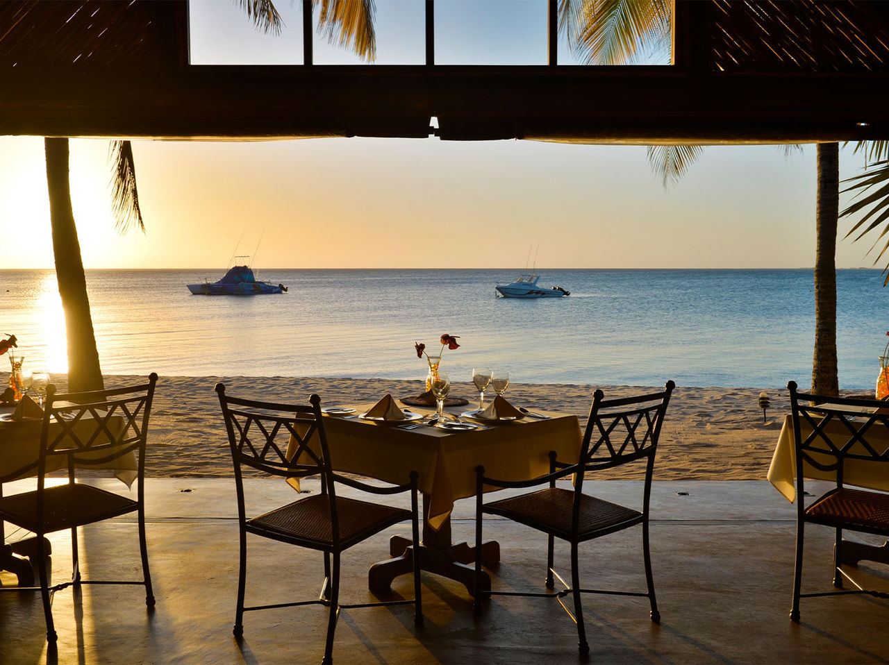 En el bar Sunset, del Eco Resort en la Isla de Bazaruto, puedes probar varios aperitivos mientras disfrutas de la vista