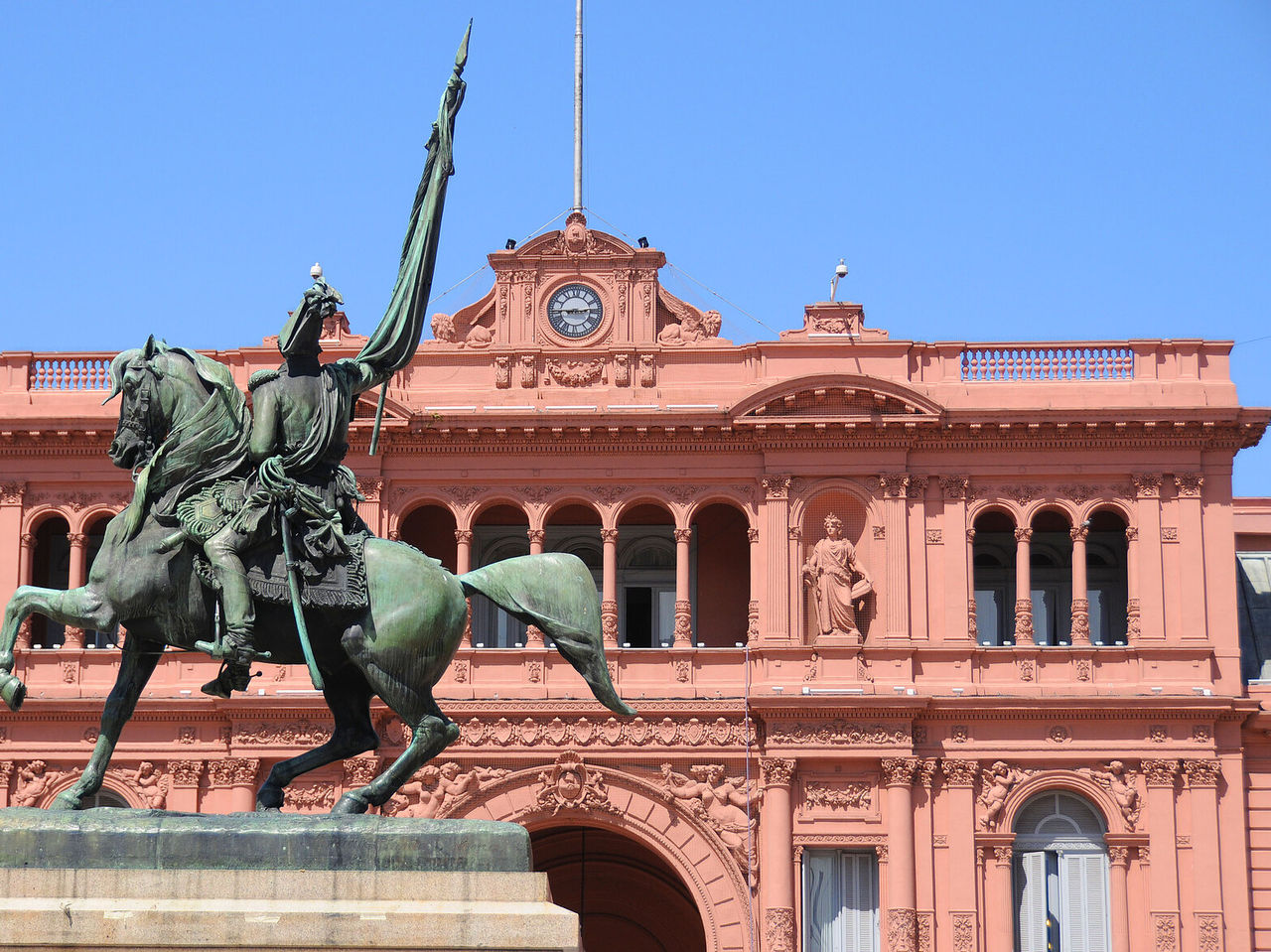 Vista de la Casa Rosada, sede del gobierno argentino en Buenos Aires, con la estatua de Hipólito Yrigoyen