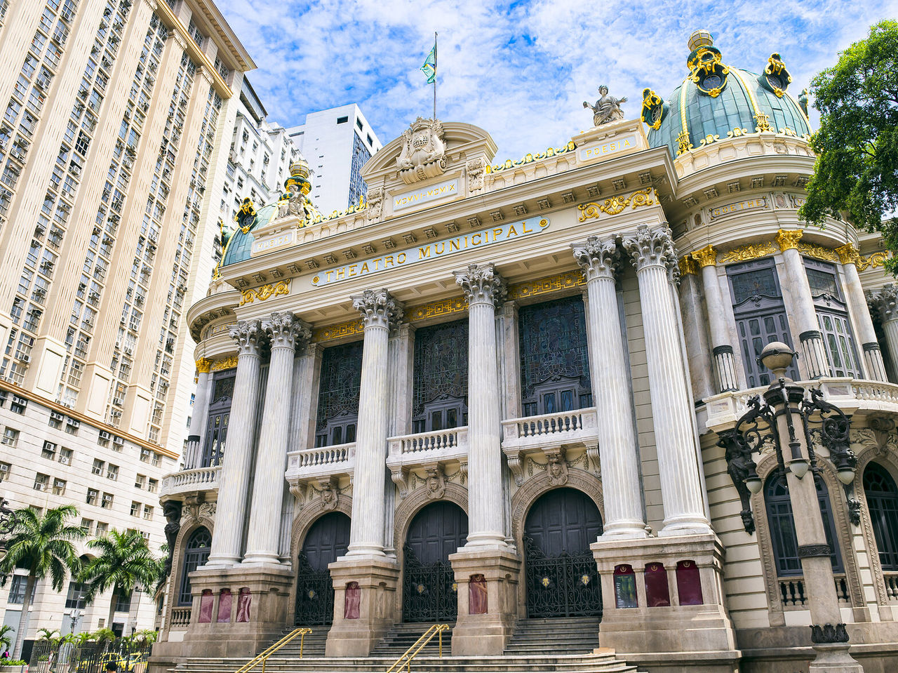 Vista de la fachada del Teatro Municipal de Río de Janeiro, un ícono de la arquitectura y cultura de Brasil