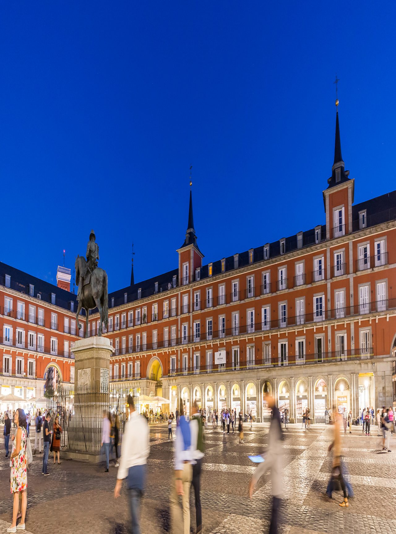 Plaza Mayor, en el centro histórico de Madrid, por la noche, con muchos turistas caminando más acerca del Pestana Plaza Mayor