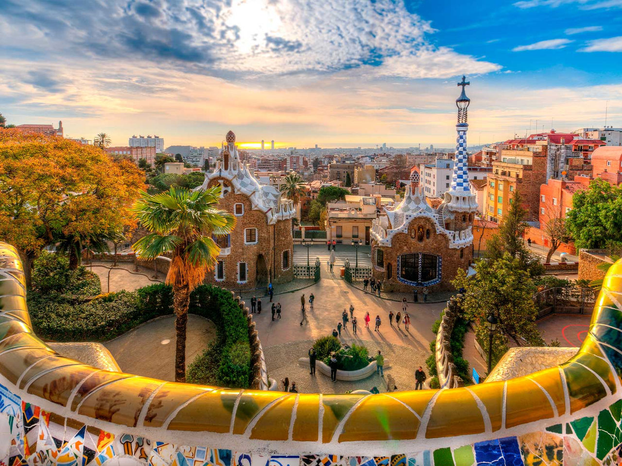 Vista panorámica del Parque Güell en Barcelona, con sus icónicas construcciones de Gaudí, rodeadas de jardines