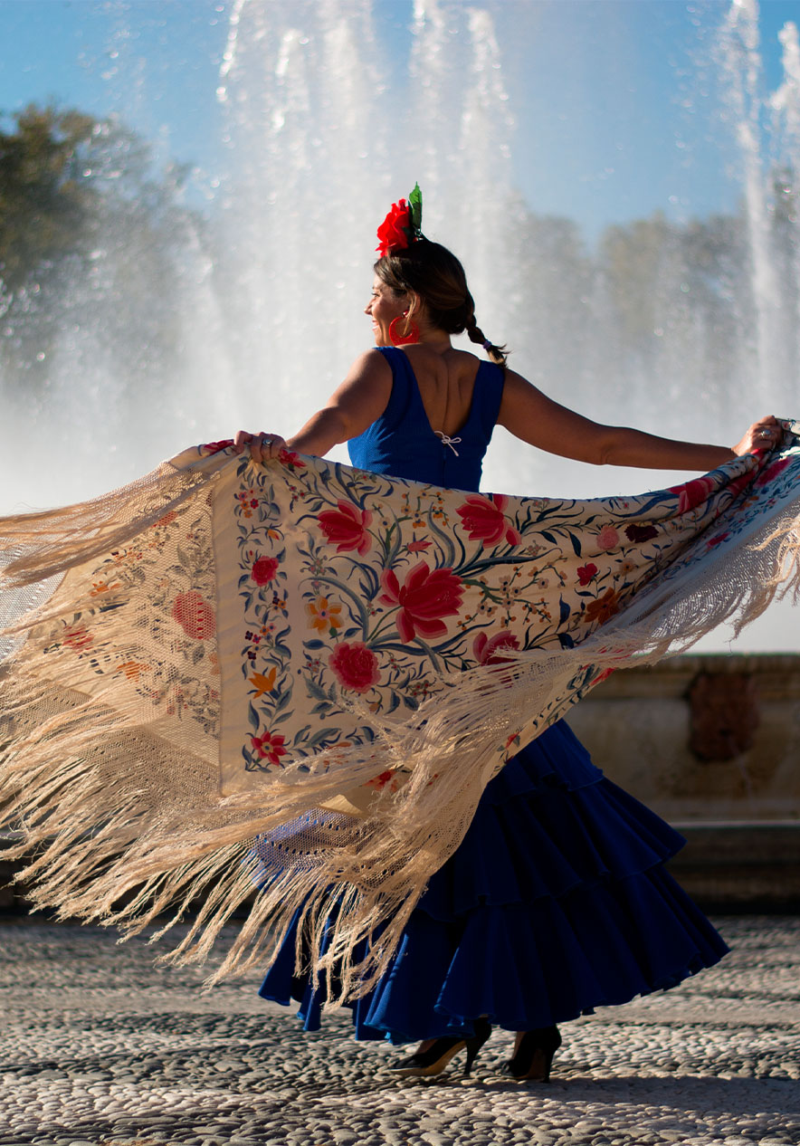 Chica bailando flamenco frente a una fuente en Madrid