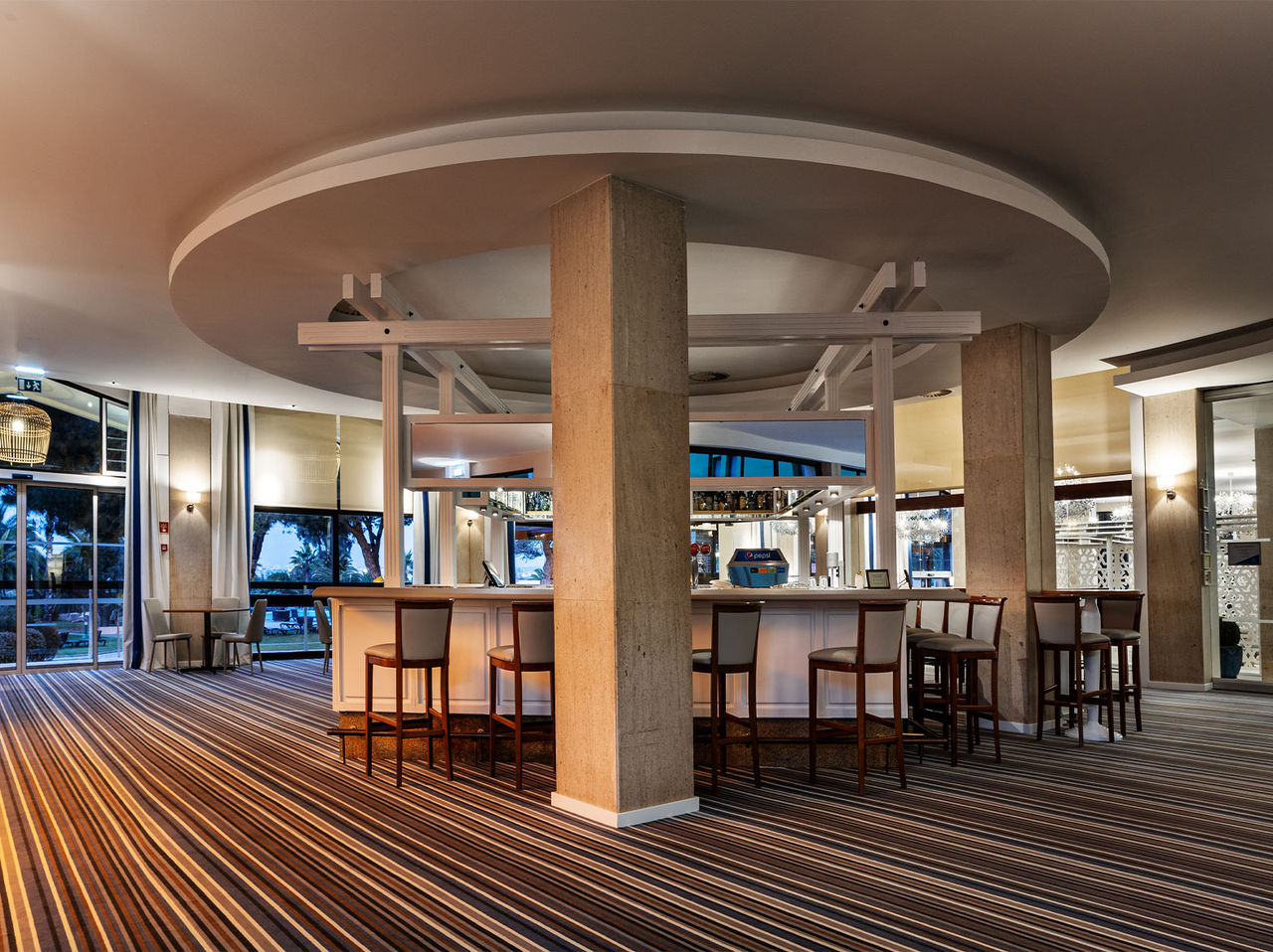 El bar do Princípe, del Hotel en el Algarve, cuenta con un amplio espacio y sillas altas
