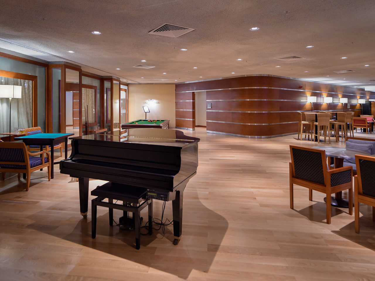 El bar Prime del hotel 5 estrellas en Vilamoura, tiene un amplio espacio con varias mesas, sillas y un piano