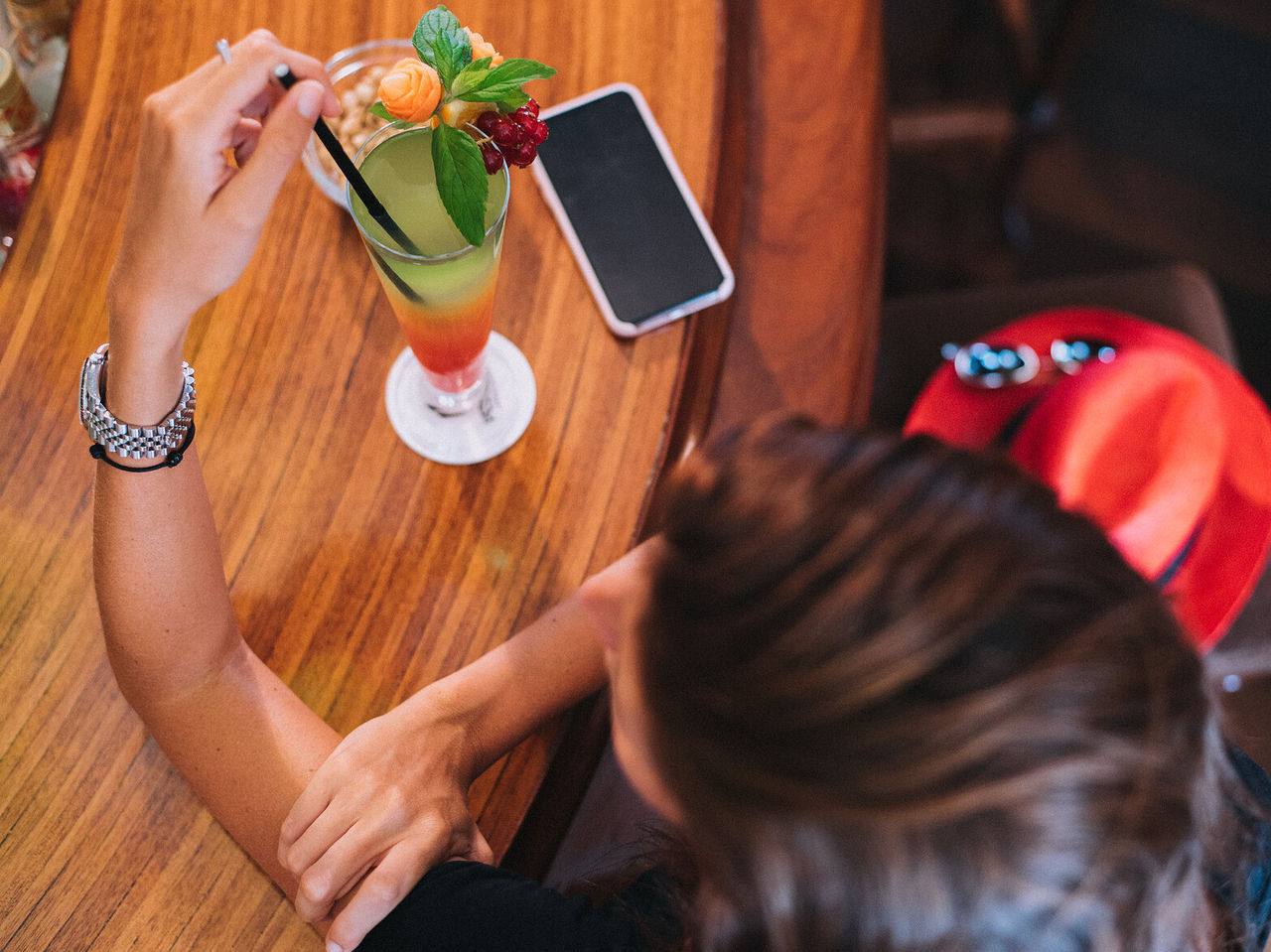 El bar Vila Lido, del Hotel con acceso al mar en Funchal, tiene un cóctel colorido decorado con fruta y menta