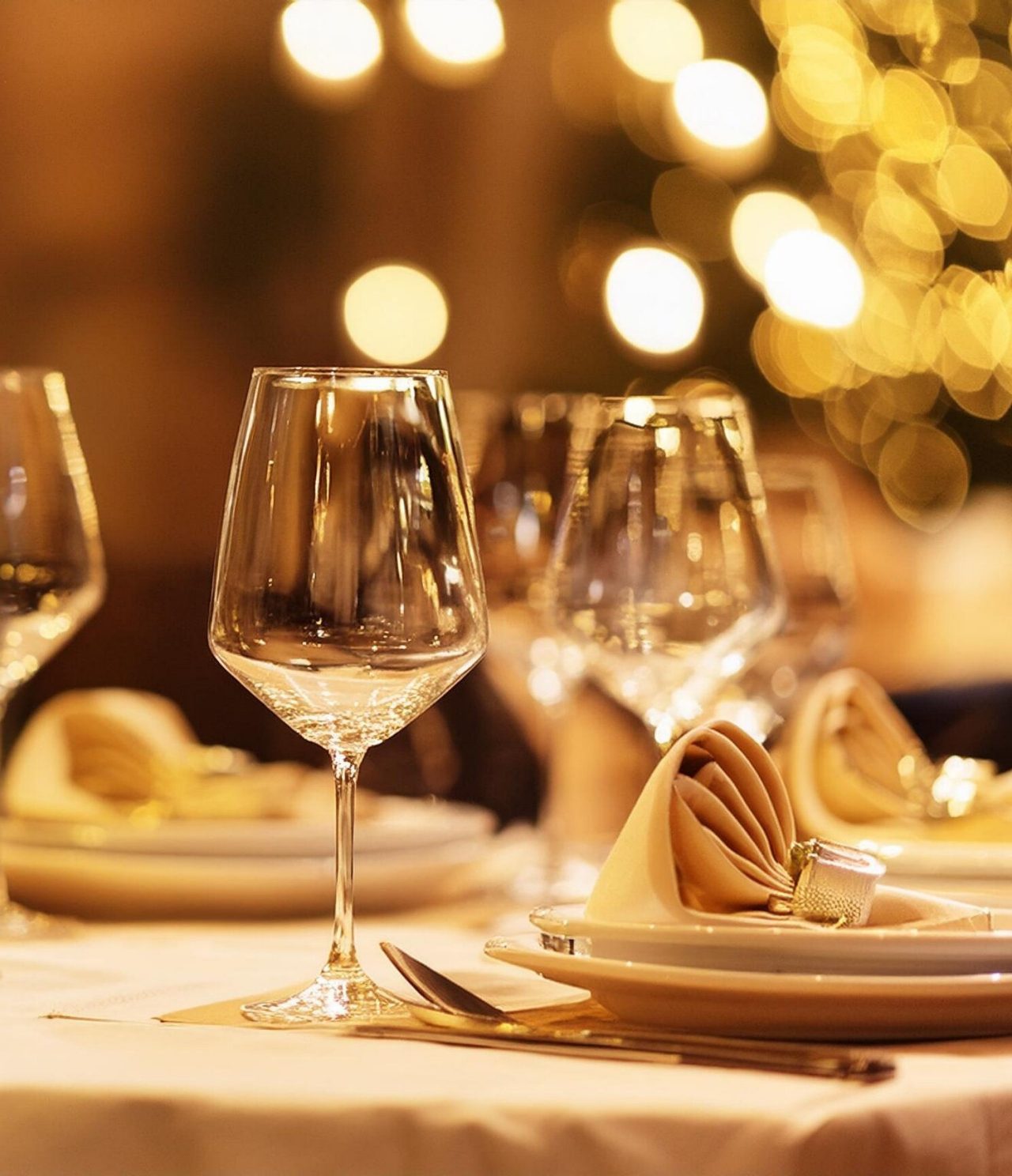 El Restaurante Mediterráneo del hotel romántico en Funchal, Madeira, tiene una mesa elegante con una copa de vino