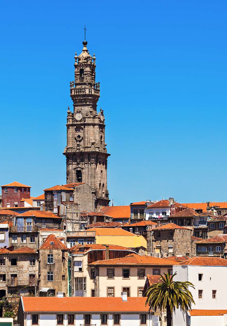 La Torre de los Clérigos en Oporto ofrece vistas panorámicas increíbles, siendo un hito histórico