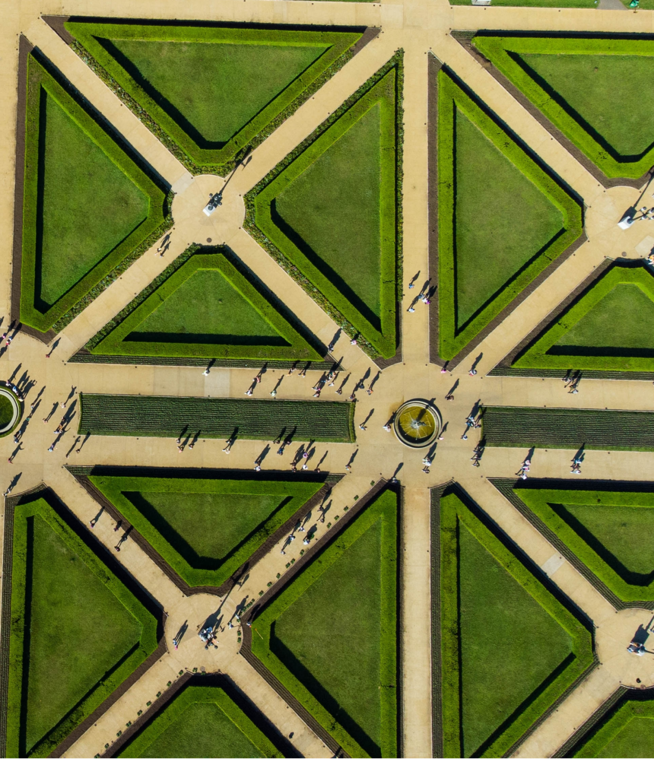 Vista aérea do Jardim Botânico com destaque para a estufa de vidro, inspirada em palácios franceses