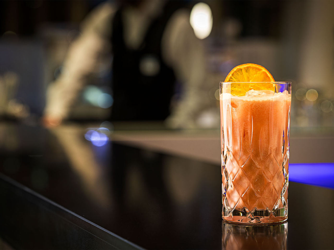 O Aqua Bar & Lounge, do Hotel 4 Estrelas em Berlim, é um espaço onde pode pedir variados cocktails ou sumos