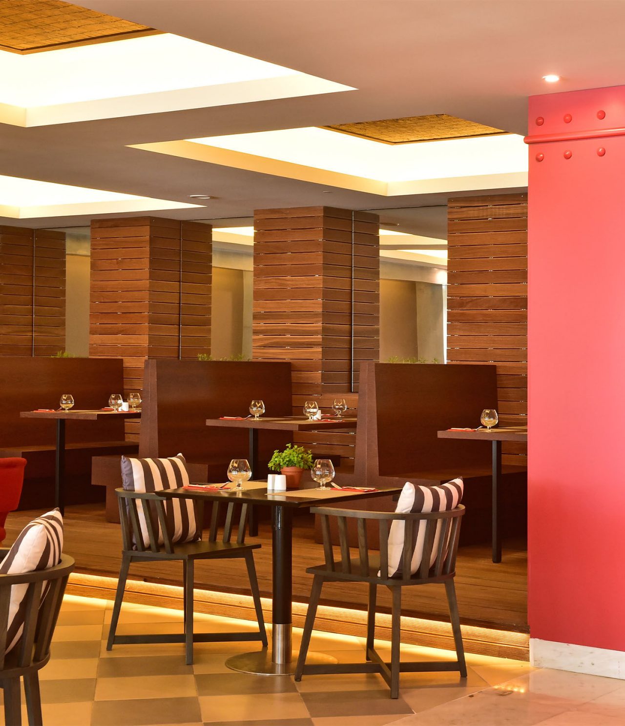 O bar Oceano, do Hotel 5 Estrelas no Algarve, tem várias mesas onde serve refeições rápidas aos clientes