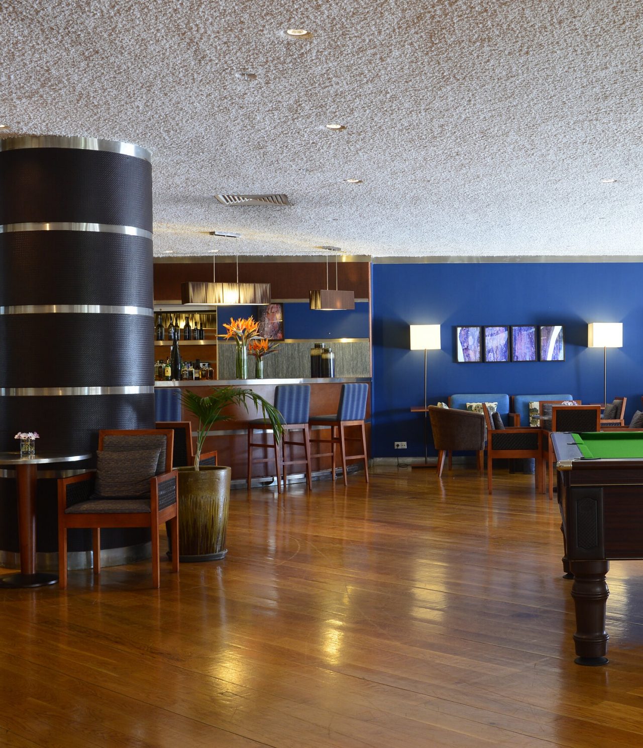 O bar Prime, do Hotel 5 Estrelas em Vilamoura, fica num espaço amplo com várias mesas e cadeiras e uma mesa de bilhar