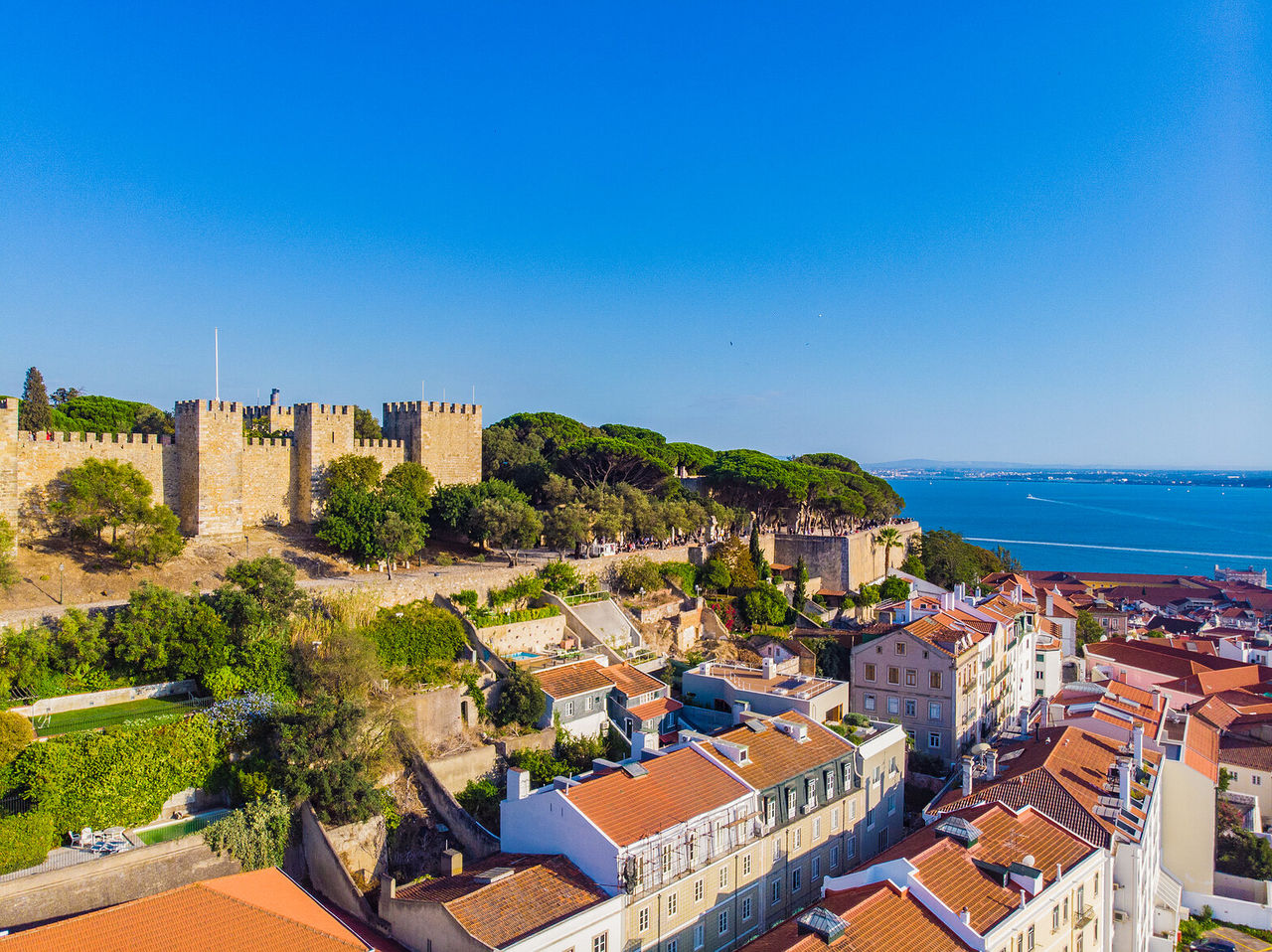 Vista do mar da cidade de Lisboa, com bairros típicos e pitorescos e monumentos históricos incríveis