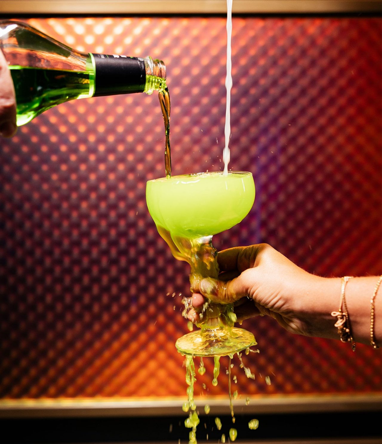 O restaurante Inverse by CR7, do Hotel no Centro Histórico de Lisboa tem um cocktail com fundo colorido verde