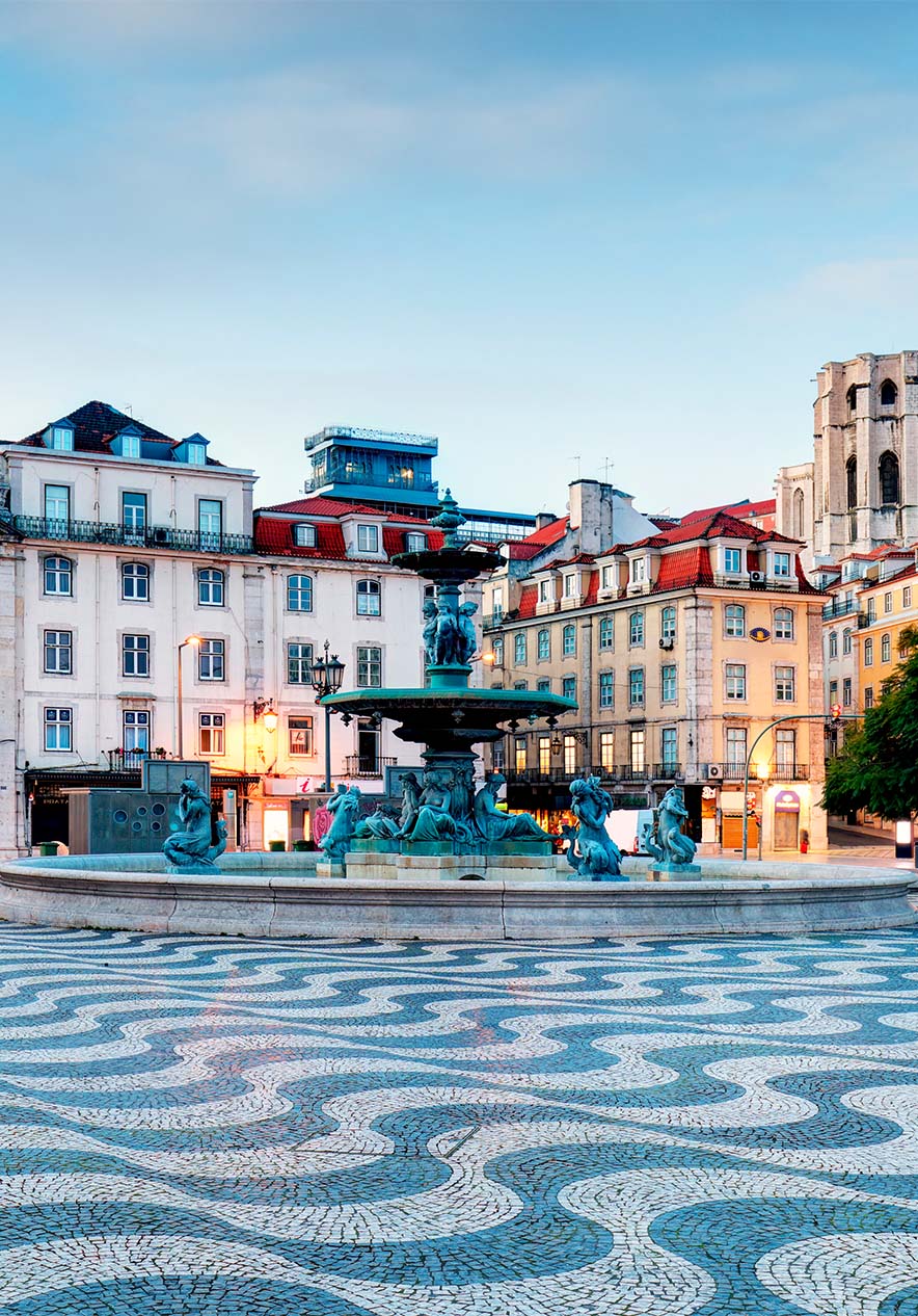 Numa das praças principais do centro do Lisboa, a Praça do Rossio, pode descobrir o coração da cidade
