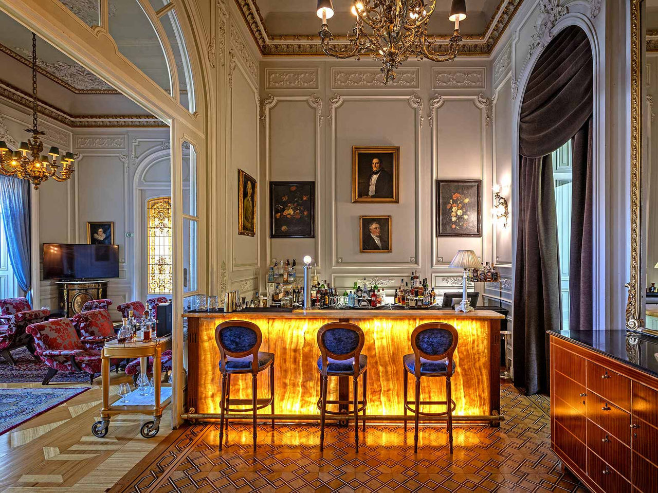 O bar Allegro, do Hotel 5 Estrelas, Monumento Nacional , o Pestana Palace Lisboa, tem várias bebidas disponíveis