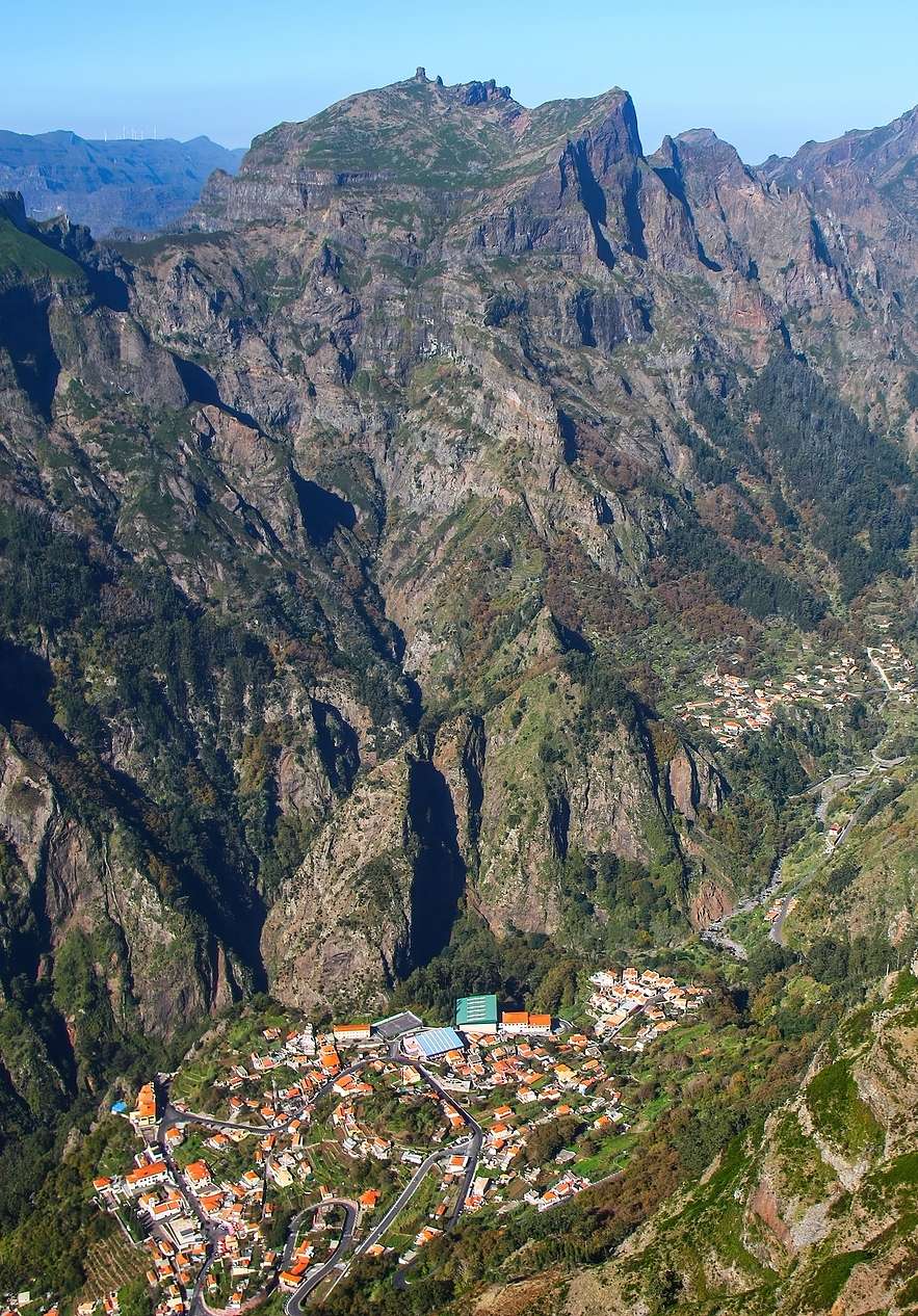Fique no Pestana Grand e descubra a beleza do Curral das Freiras na Madeira, com o seu vale e casas no meio