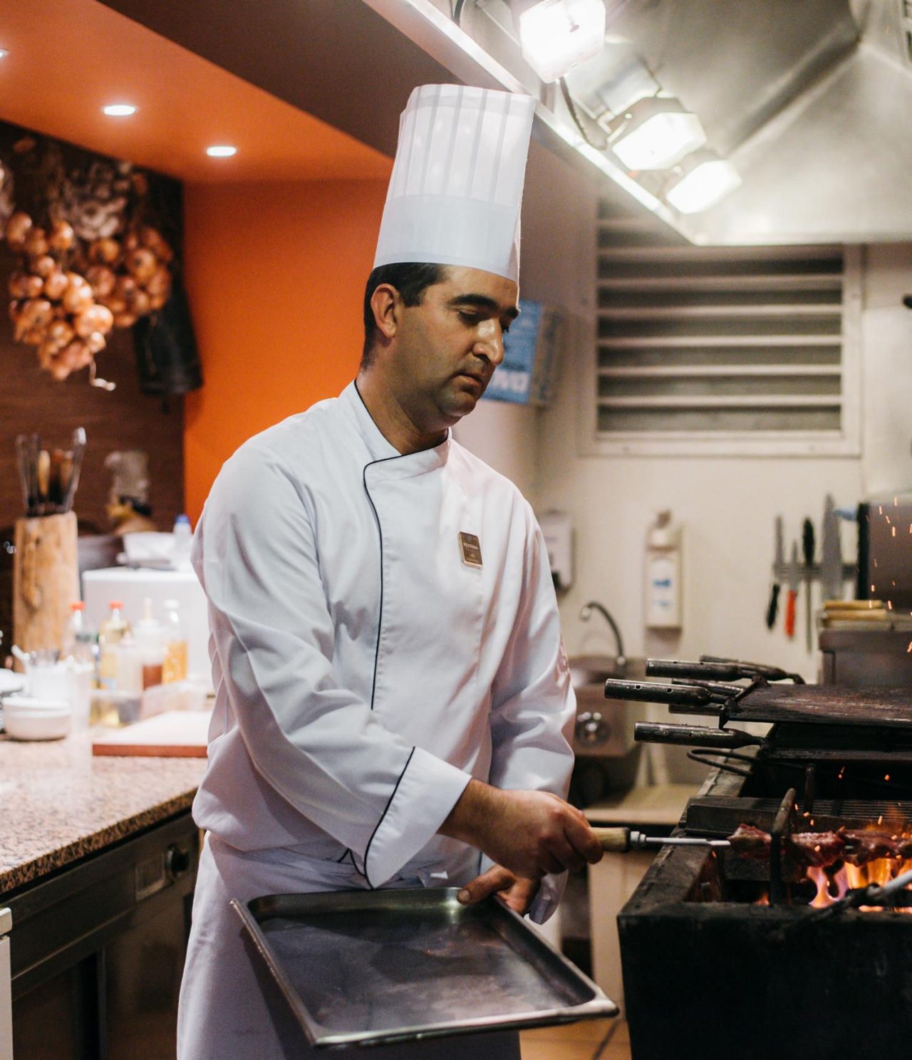 O restaurante Adega Madeirense, do Hotel 4 Estrelas no Centro do Funchal, tem um chef a grelhar carne no churrasco