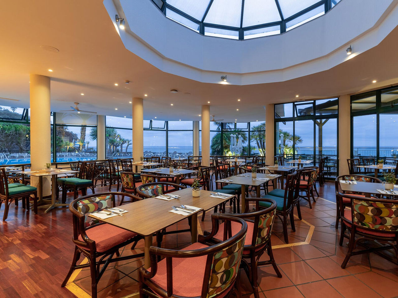 O restaurante Arlequim, do Hotel 5 Estrelas no Funchal, na Madeira tem uma vista panorâmica para a praia