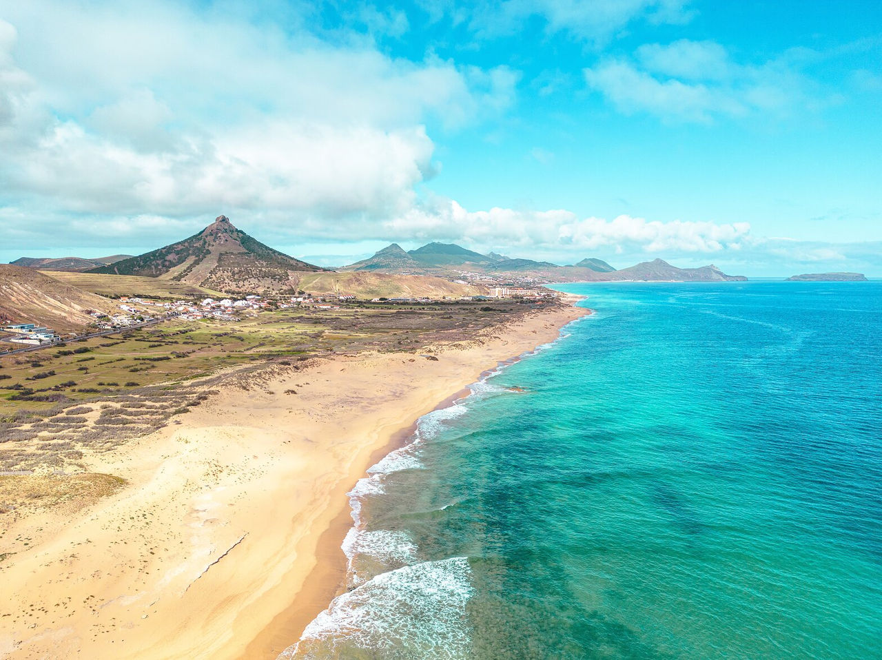 Vista panorâmica da costa de Porto Santo, com as suas praias de areia dourada e água azul turquesa