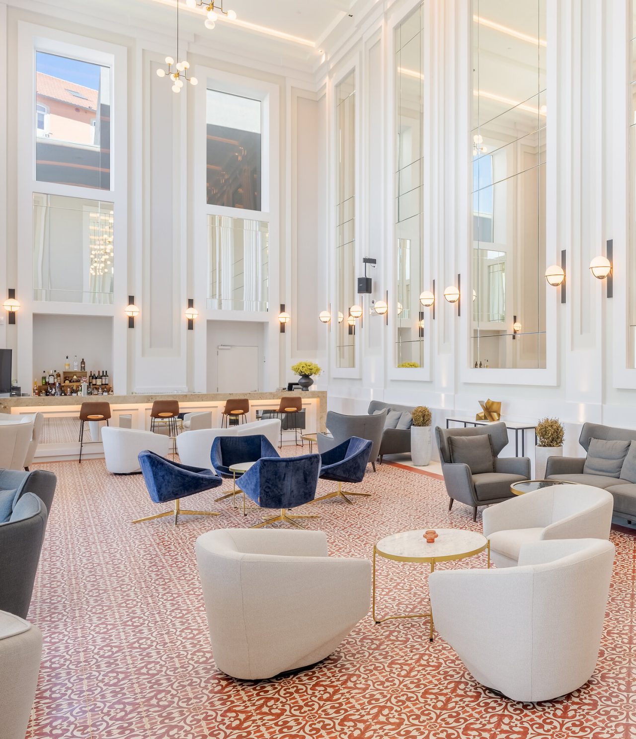 O bar The Great Daisy, do Hotel Premium no Porto, tem um espaço amplo, com cadeira e mesas, e paredes altas com espelhos