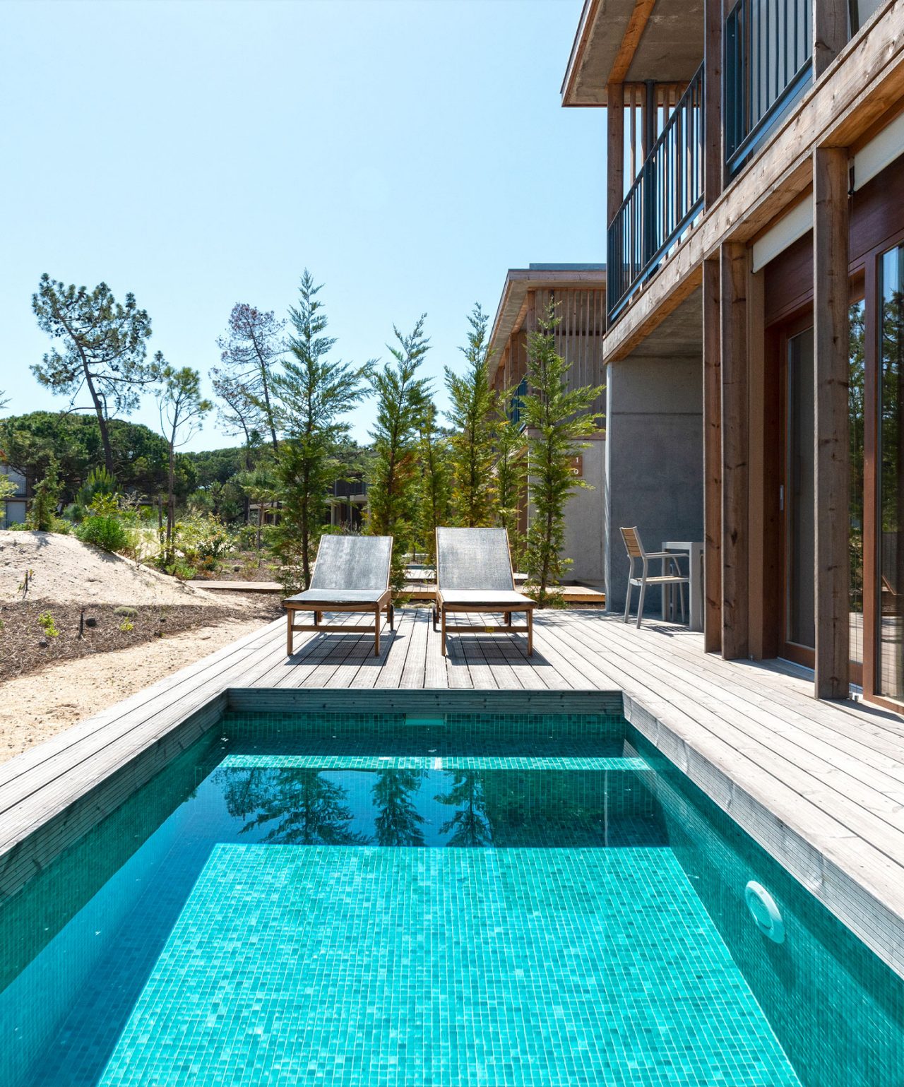 A marca Pestana Residences continua em expansão, com projetos como Pestana Tróia, com villas com piscina e junto à praia