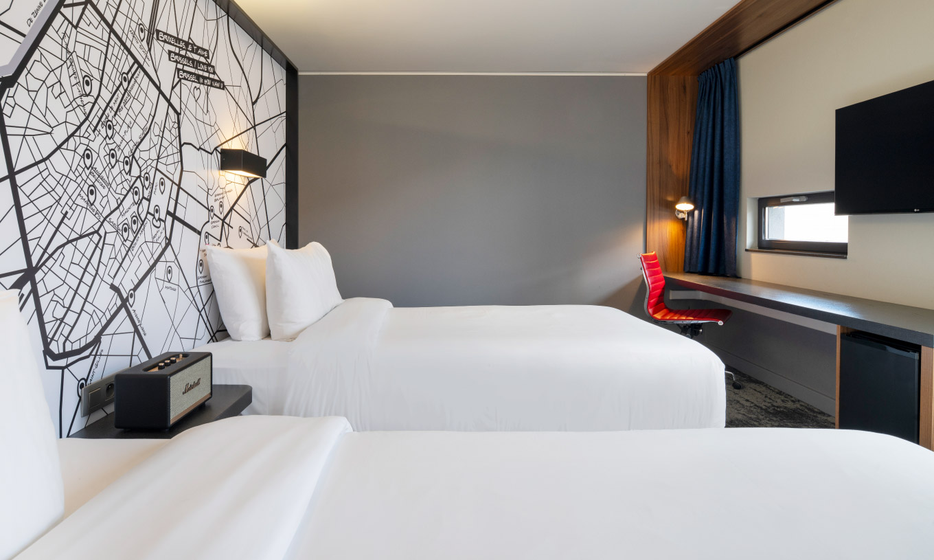 Das Superior Twin im Pestana Brussels verfügt über zwei Einzelbetten, einen an der Wand montierten Fernseher