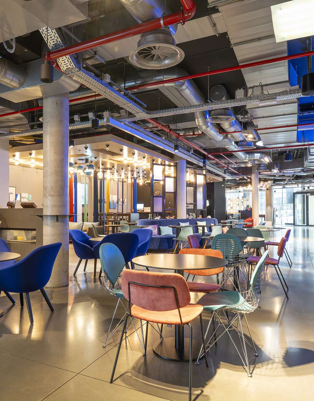 Tische und Stühle der Bar und des Eingangs des Pestana Brussels Schuman, eines Hotels in Brüssel, Belgien