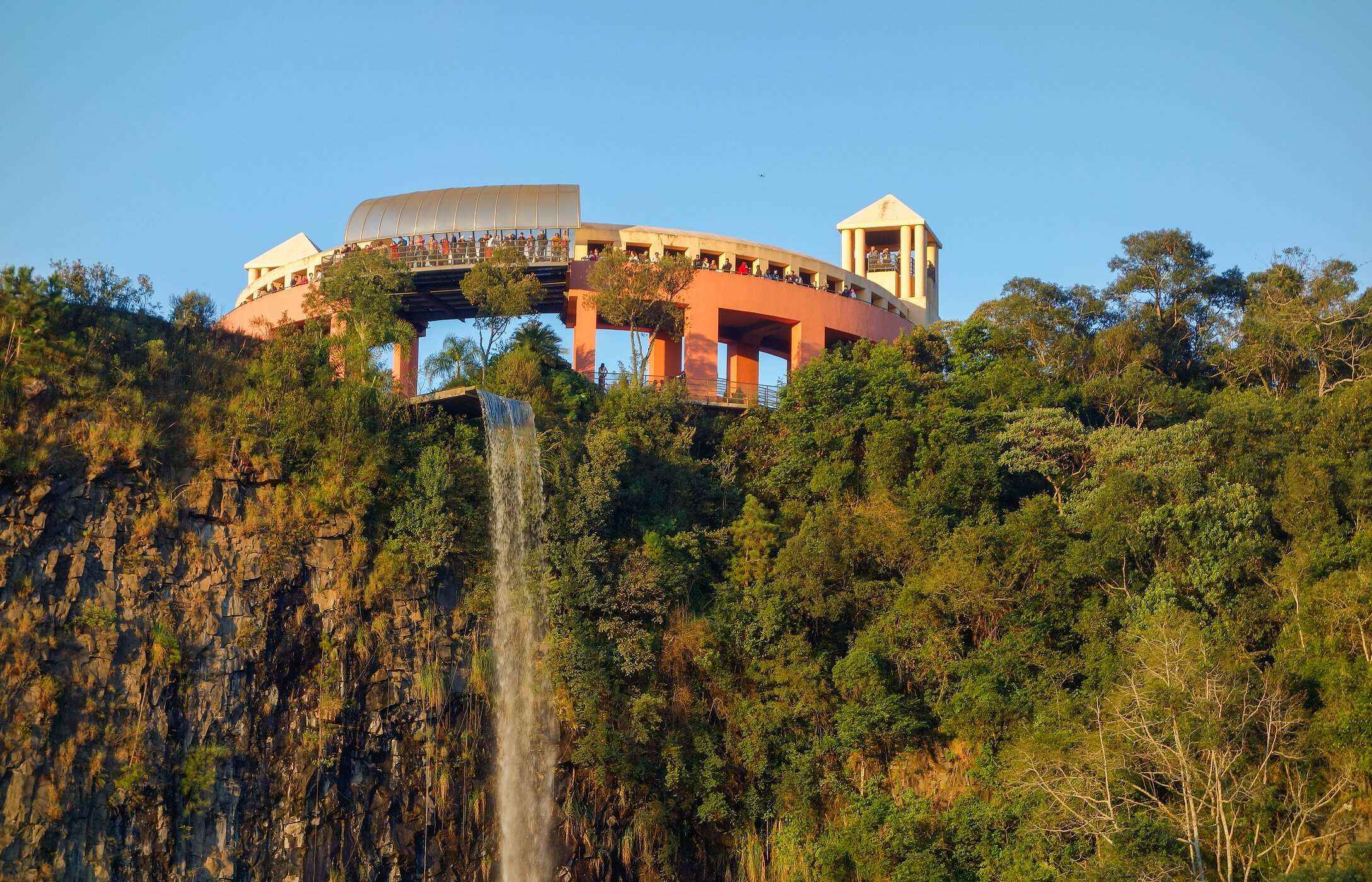 Der Tanguá-Park in Curitiba bietet unglaubliche Panoramablicke, mit gepflegten Gärten und einem schönen Aussichtspunkt über den See