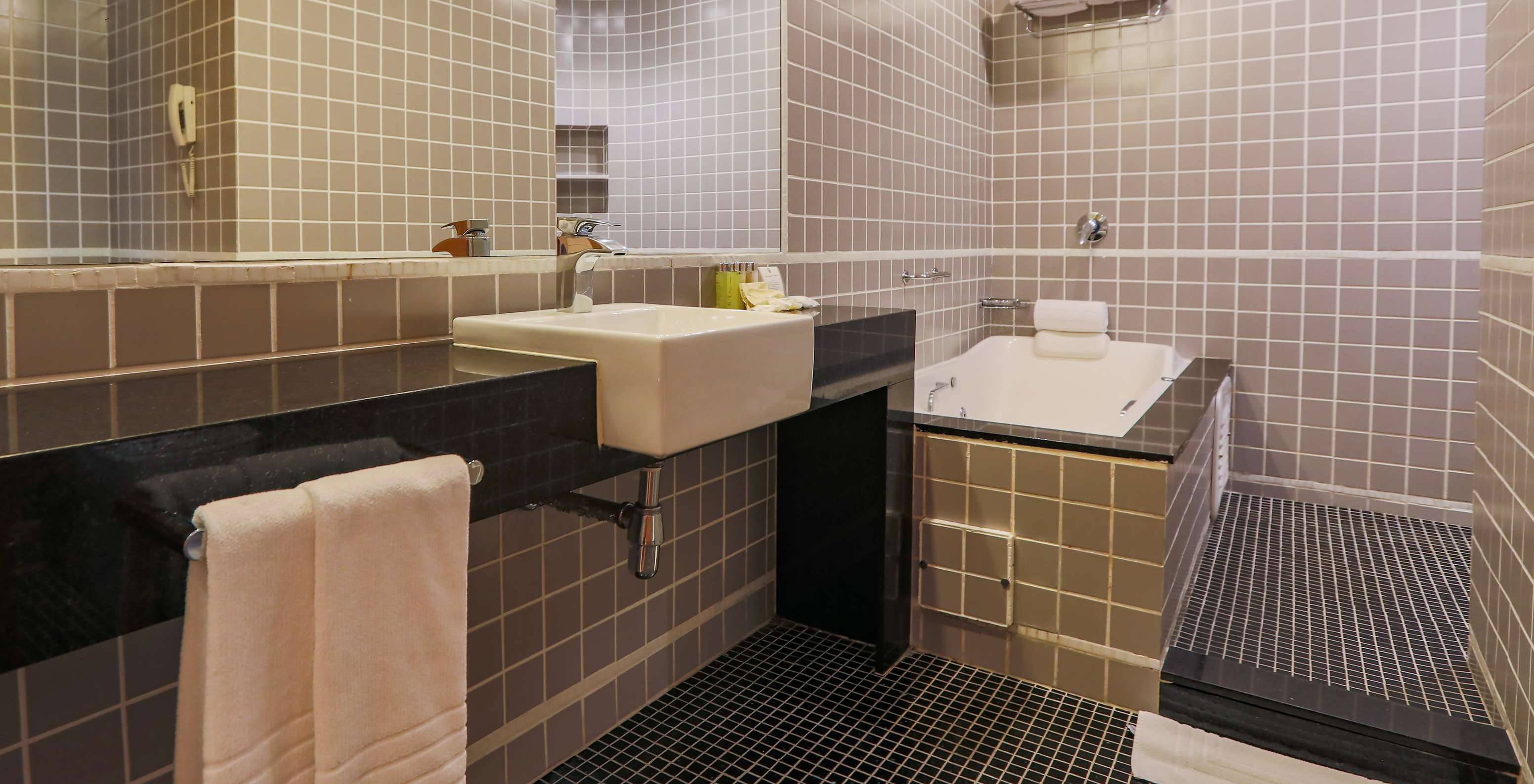 Die Executive Suite im Pestana Curitiba hat eine Dusche und eine Whirlpool-Badewanne