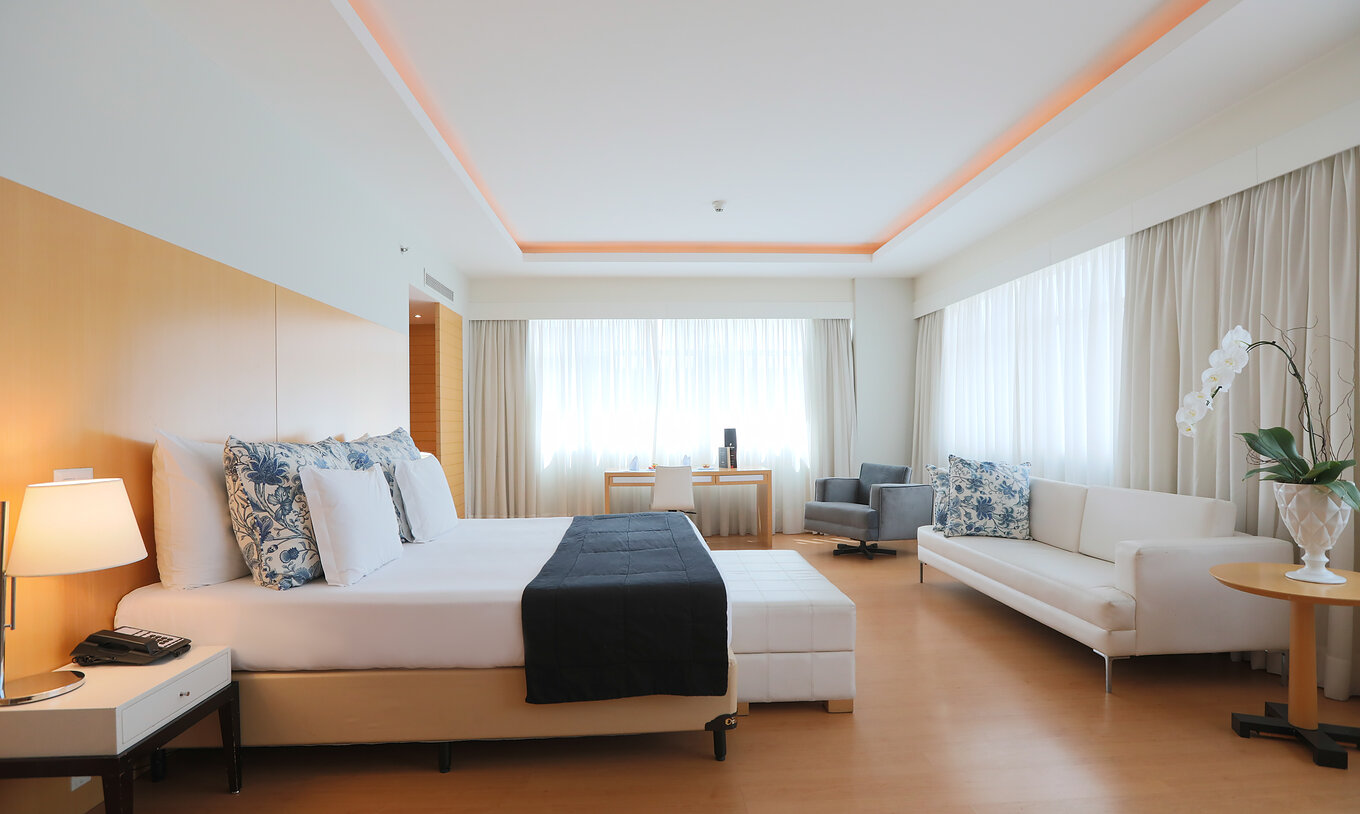 Die Executive Suite im Pestana Curitiba ist geräumig und hell mit Kingsize-Bett, Sofa und Schreibtisch