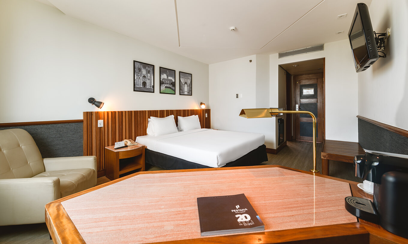 Das Deluxe im Pestana São Paulo hat ein Doppelbett, Fernseher und einen Schreibtisch