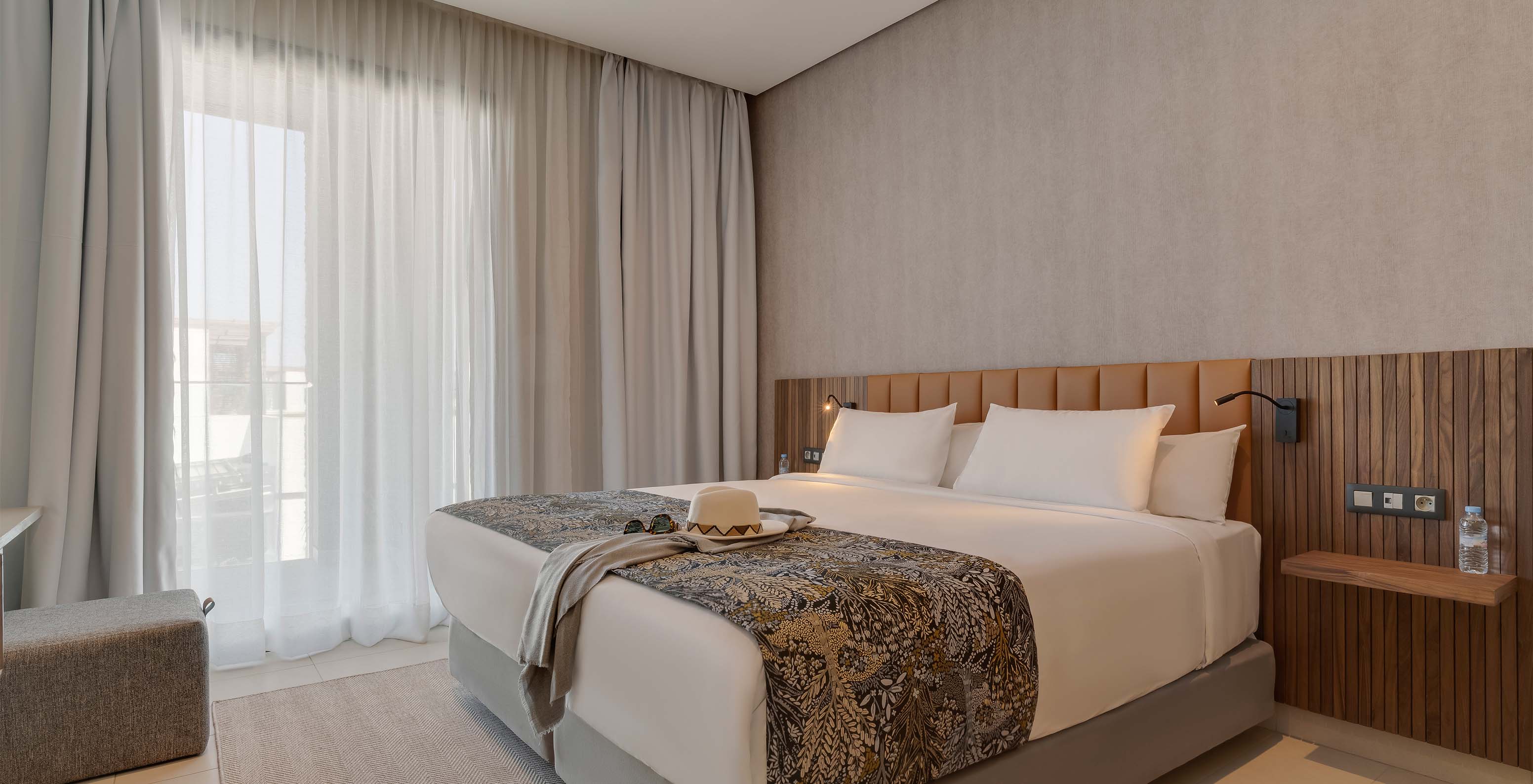 Die Premium-Suite im Pestana Casablanca hat ein Zimmer mit Doppelbett und Balkon