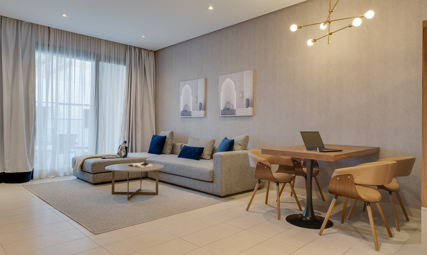 Die Premium-Suite im Pestana Casablanca hat ein Wohnzimmer mit Sofa und TV und einen Balkon mit Aussicht