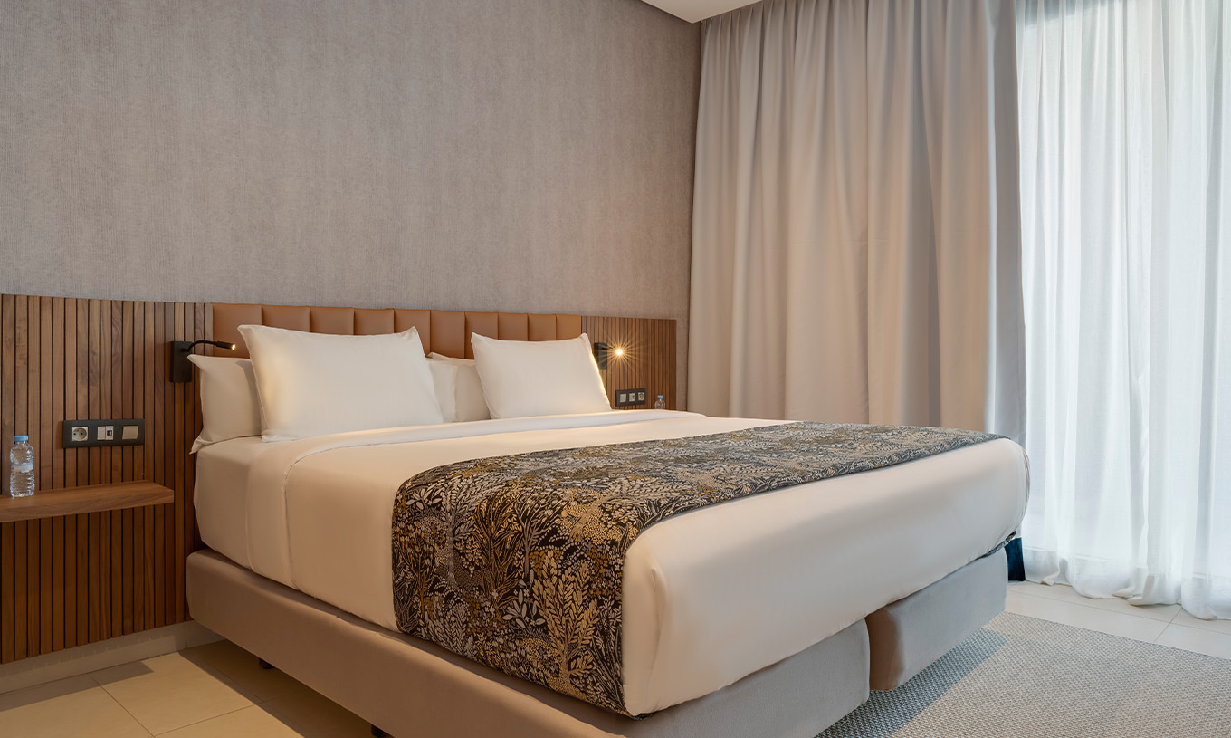 Die Familien-Premium-Suite im Pestana Casablanca hat ein Zimmer mit Doppelbett und moderner Dekoration