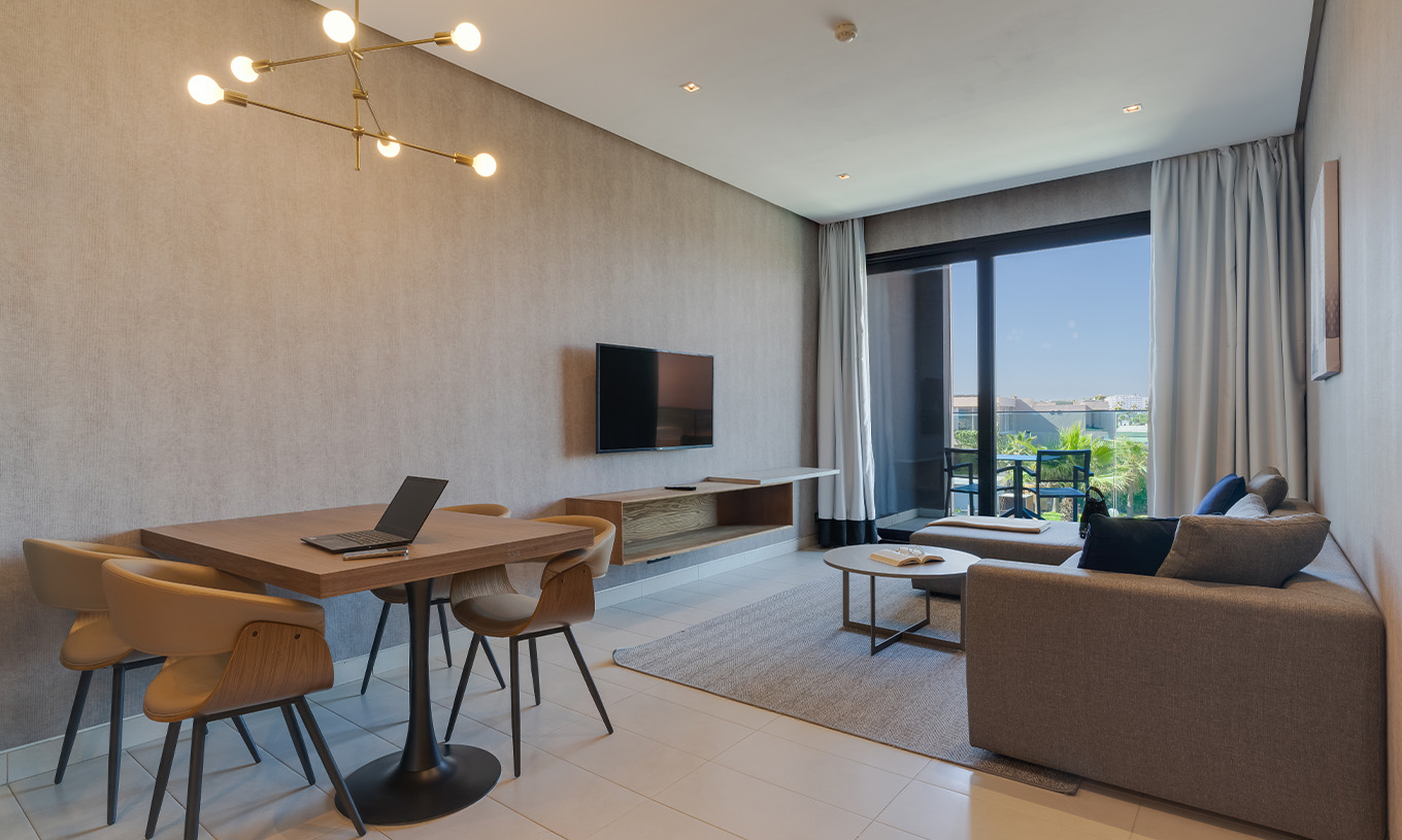 Die Premium-Suite im Pestana Casablanca hat ein Wohnzimmer mit Sofa und TV sowie einen Balkon mit Aussicht