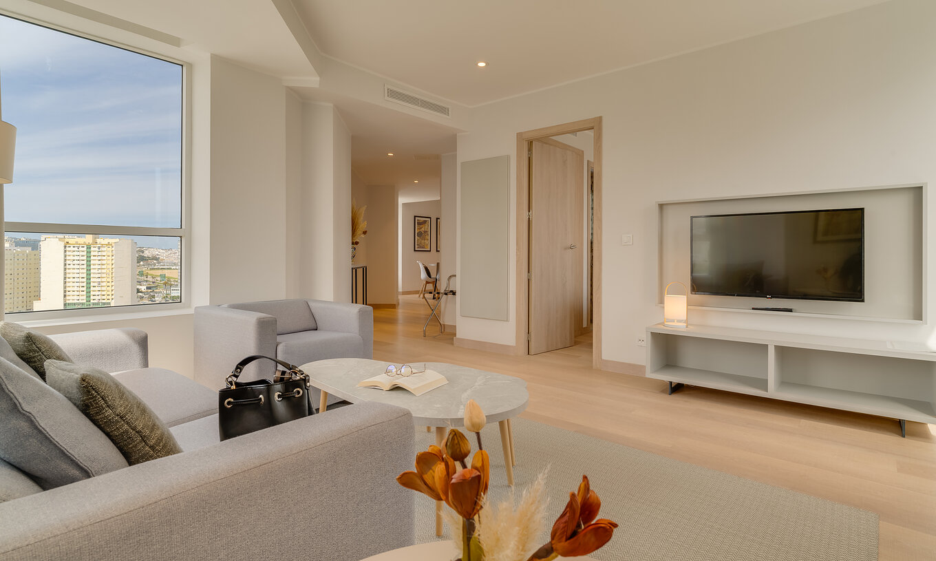 Die Premium-Suite im Pestana Tanger City Center hat ein Wohnzimmer mit Sofa, Fernseher und einem Sessel