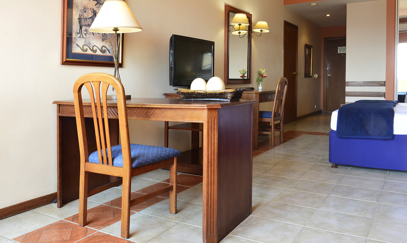 Die Familien-Suite im Pestana Rovuma hat einen Schreibtisch und einen Holzstuhl