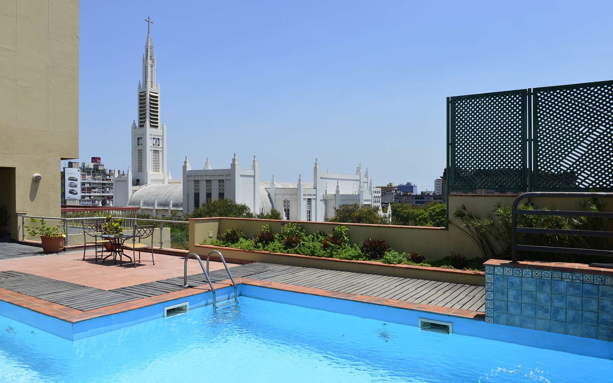 Dachpool mit Blick auf die Kathedrale von Maputo des Pestana Rovuma, ein 4-Sterne-Hotel in Maputo
