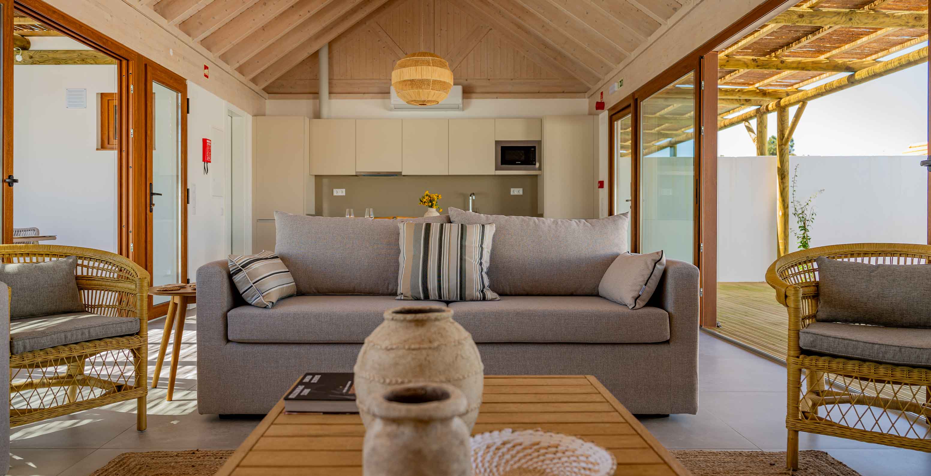 Die Premium Green Villa im Pestana Comporta Village Residences verfügt über ein helles Wohnzimmer mit Sofa und Dekoration