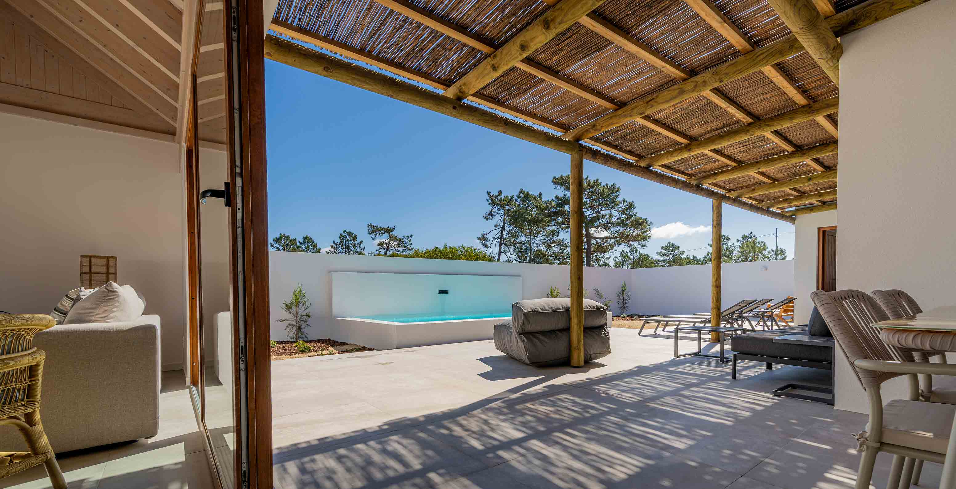 Die Premium Villa im Pestana Comporta Village Residences verfügt über eine Terrasse mit Pool und einer Holzabdeckung