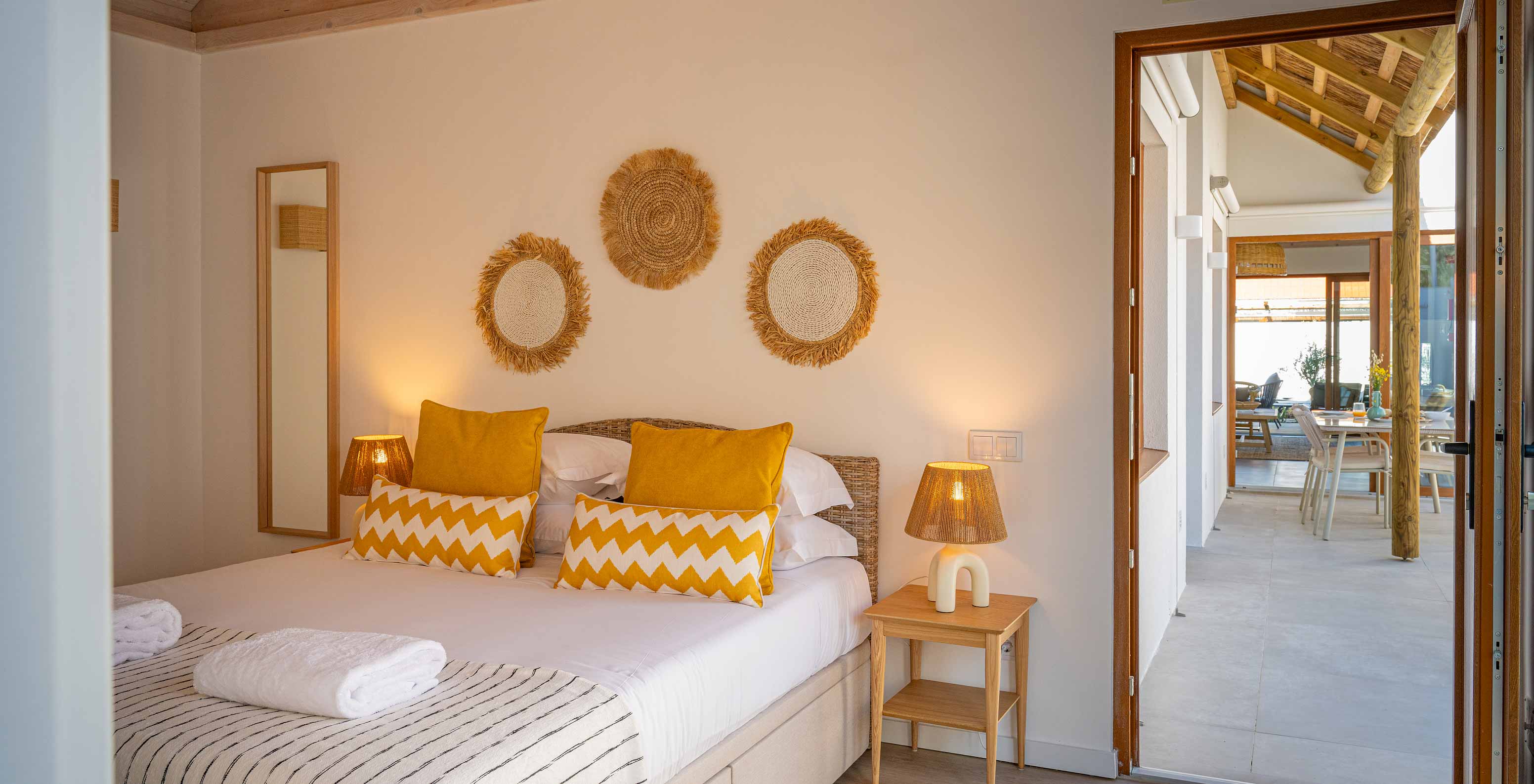 Die Superior Green Villa im Pestana Comporta Village Residences hat ein Schlafzimmer mit Doppelbett und gelben Kissen
