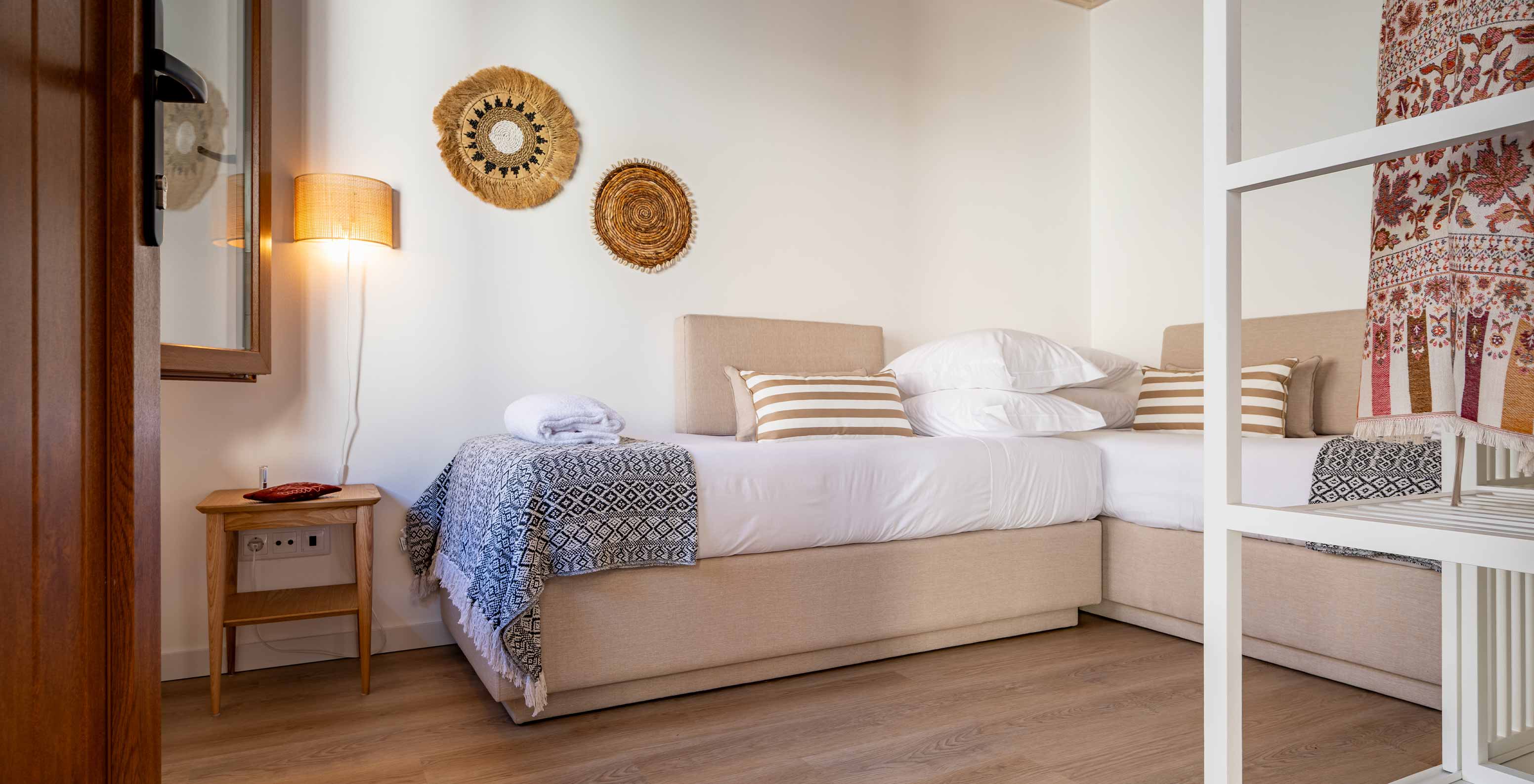 Die Superior Villa im Pestana Comporta Village Residences hat ein kleines Schlafzimmer mit Sofa und schlichter Dekoration