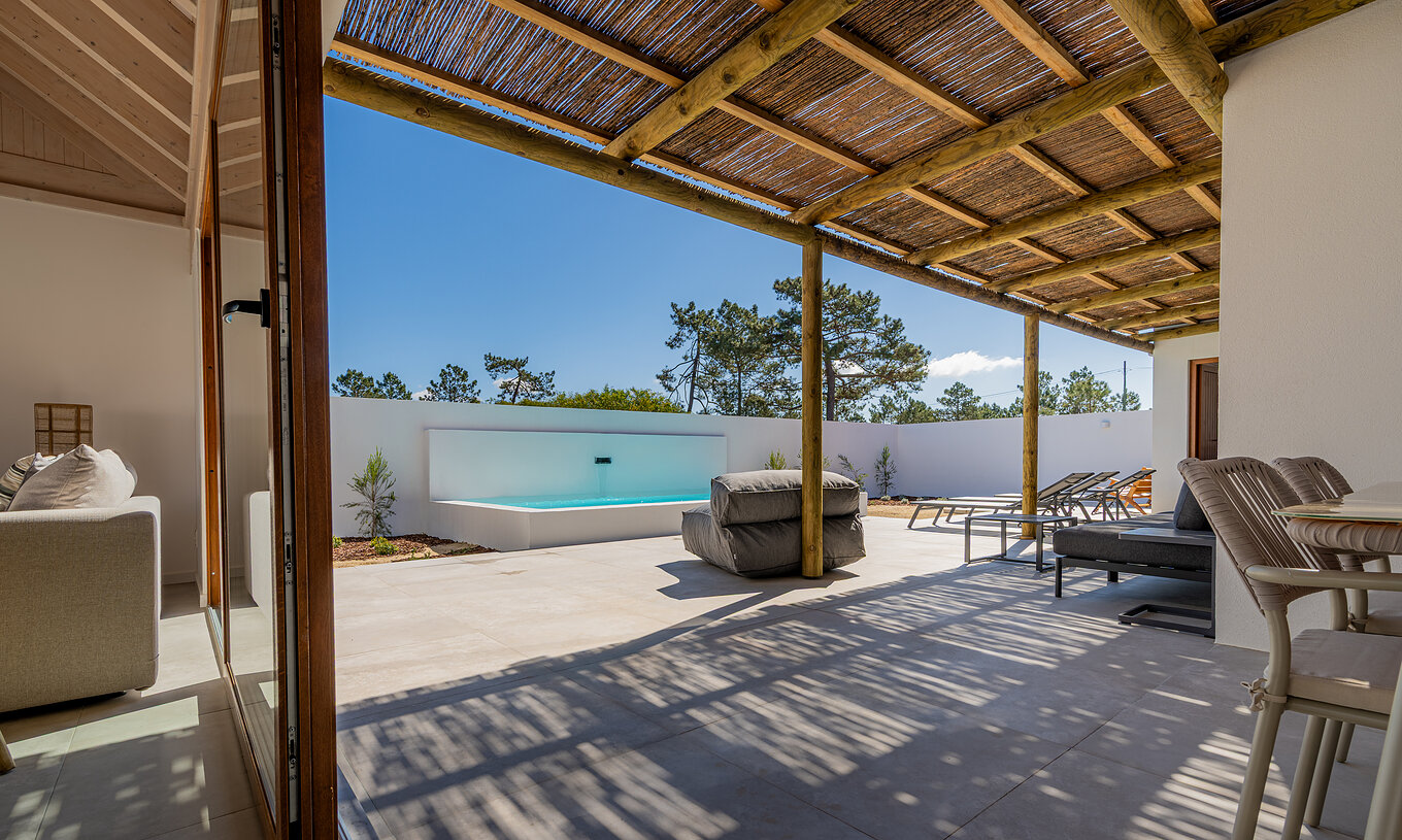 Die Premium Villa im Pestana Comporta Village Residences verfügt über eine Terrasse mit Pool und einer Holzabdeckung