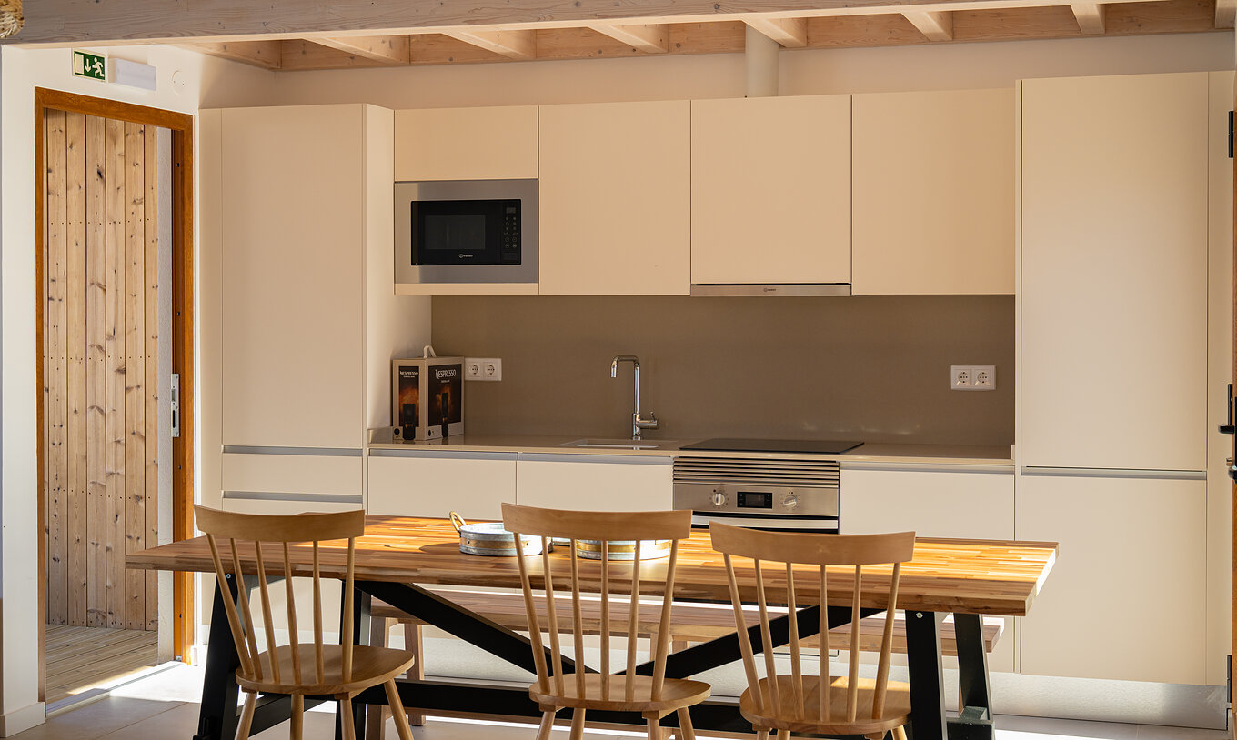 Die Superior Green Villa im Pestana Comporta Village Residences hat eine ausgestattete Küche und einen Tisch mit Holzstühlen